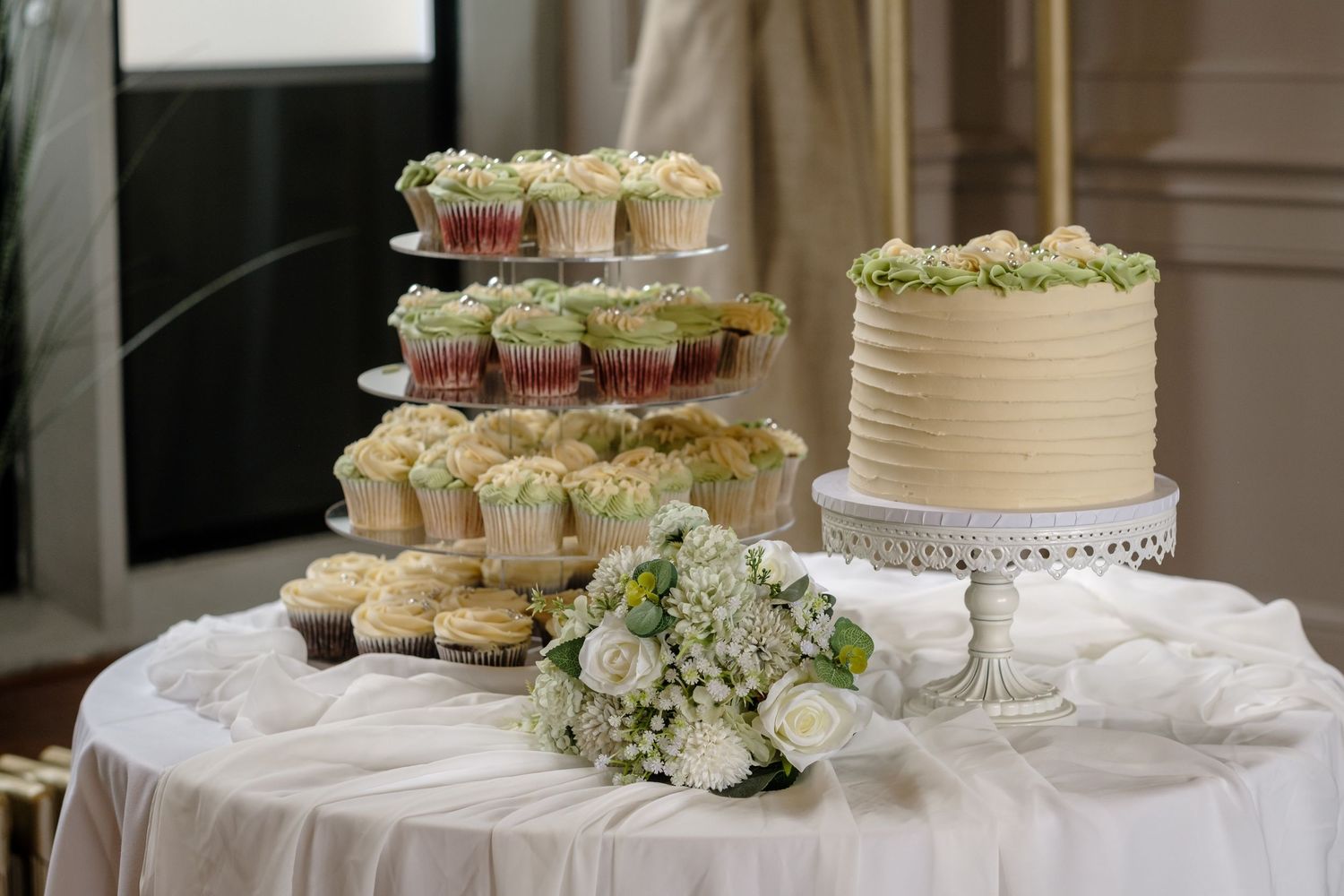 Norfolk Wedding Photographer at The Maynard Arms. Cake.
