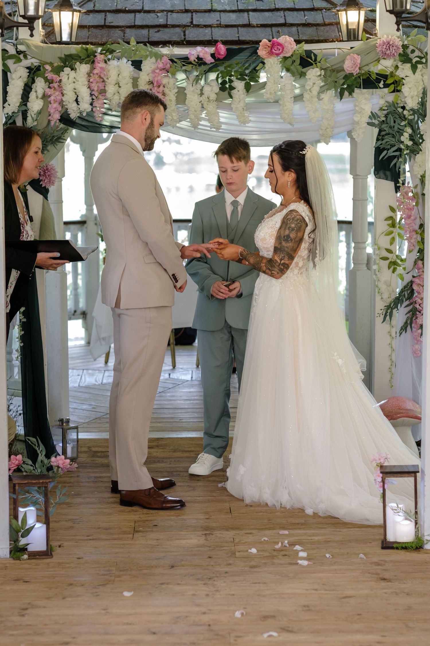 Minstrel Court Cambridge Wedding by Norfolk Wedding Photographer Chris Loneragan.