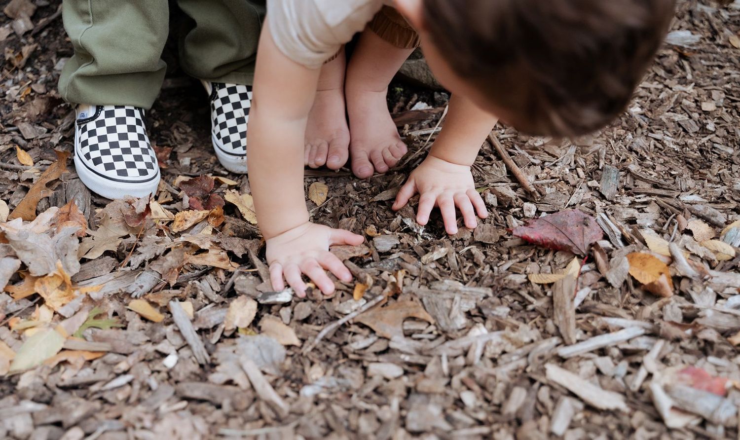 Detail images of kiddos hands and feet from  a family session in an Oklahoma Park