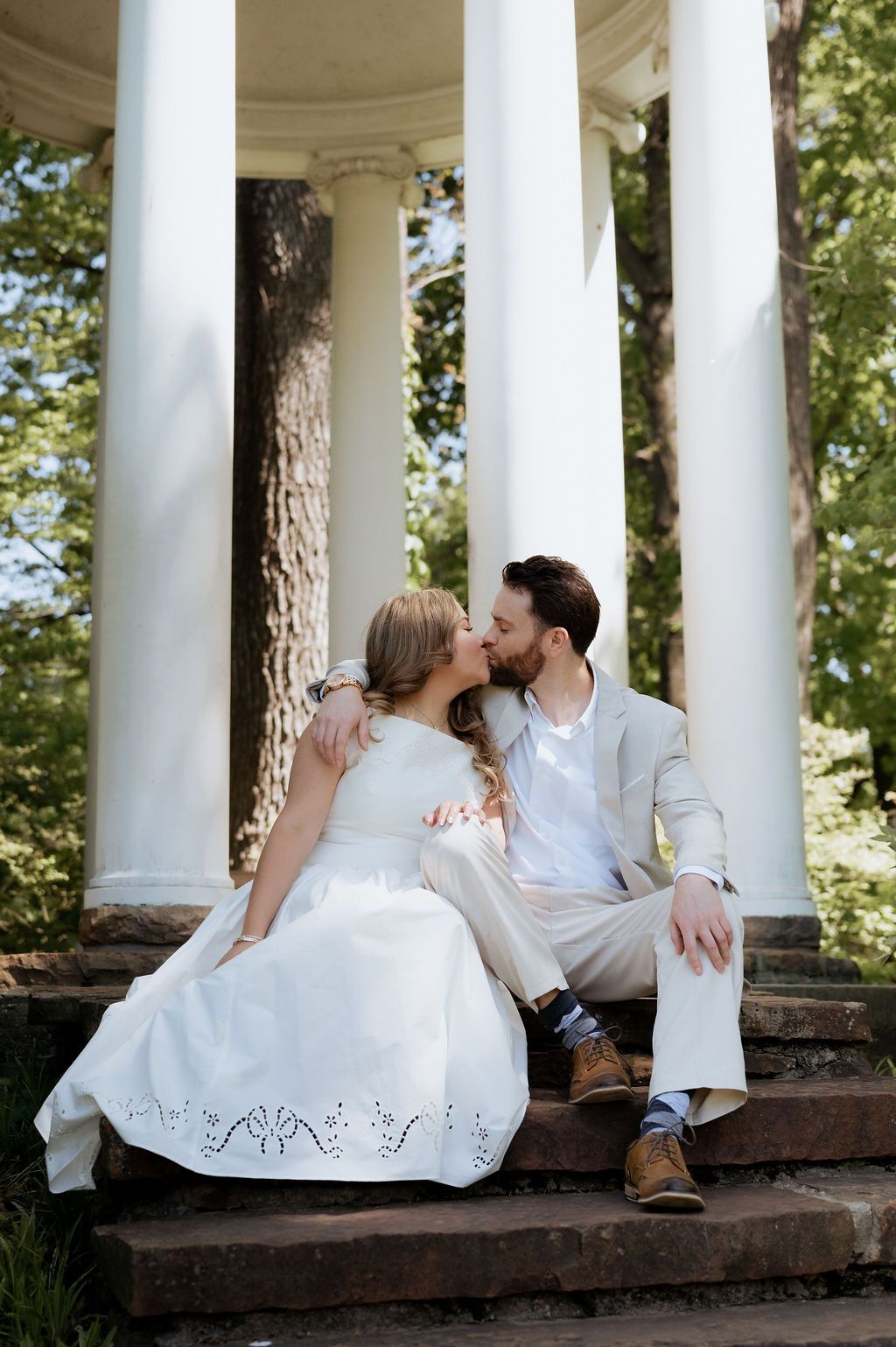 Couple kissing on the steps of the Tulsa Philbrook Rotunda