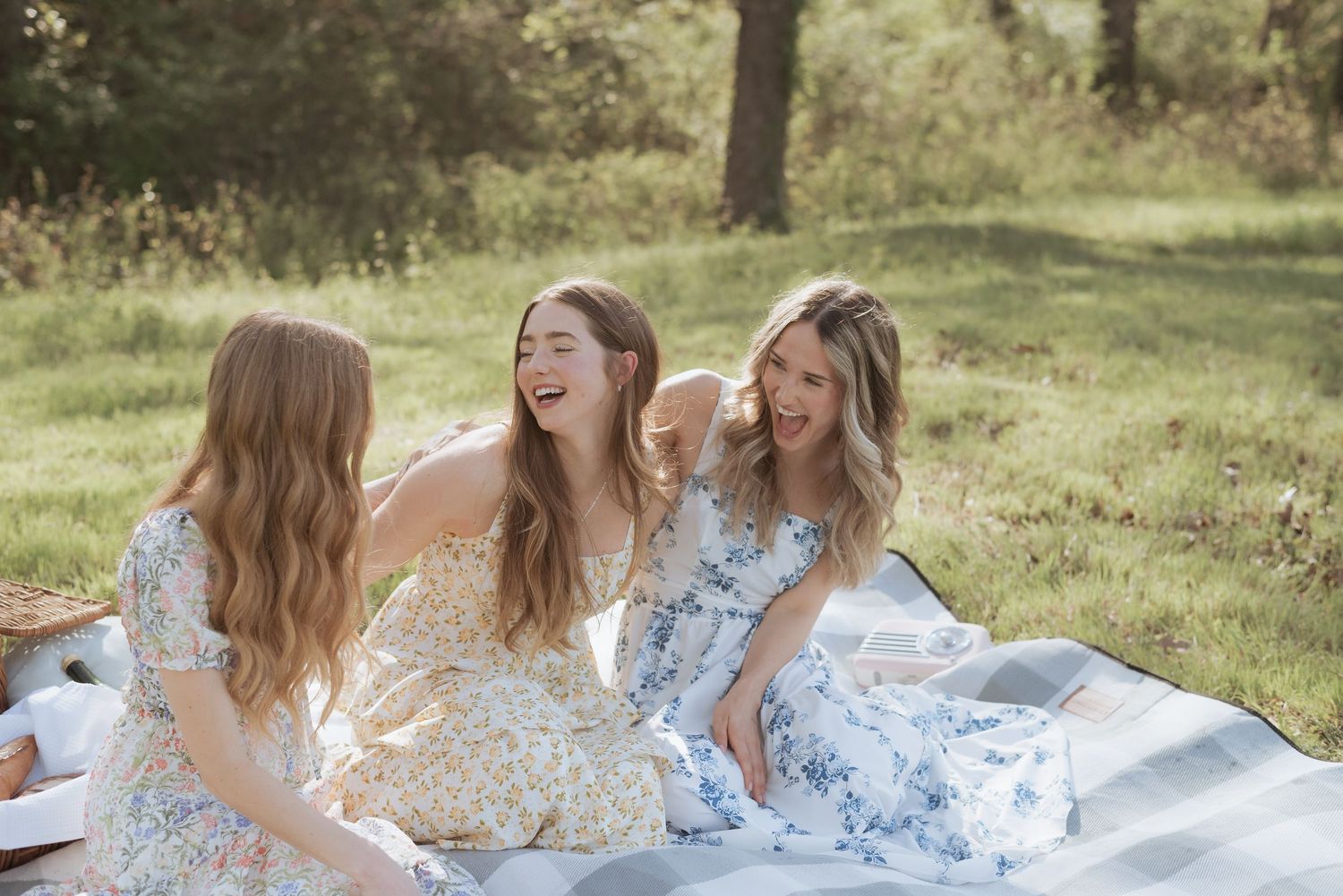 Besties picnic taken by Tulsa photographer Capturing Candid Photography