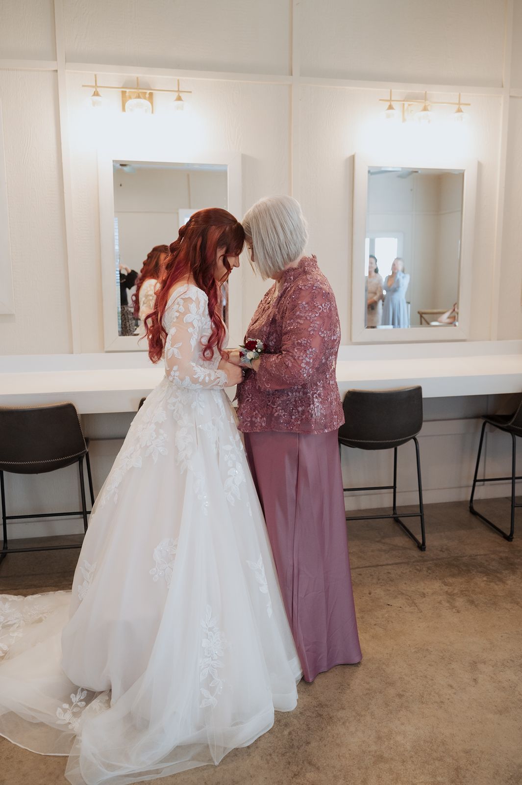Mother and daughter in bridal suite- oklahoma wedding venue