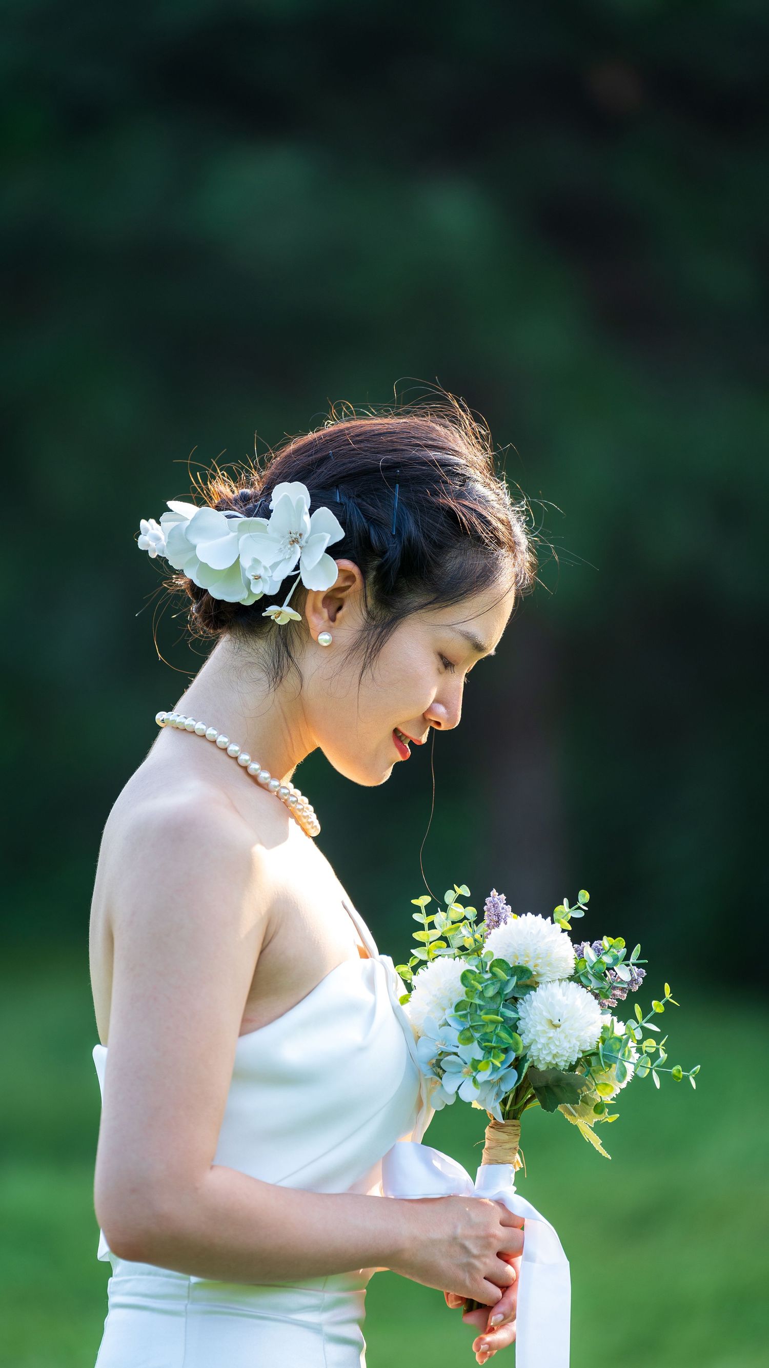 Romantic wedding photoshoot in Auckland with natural and cinematic style by Wesley Yan