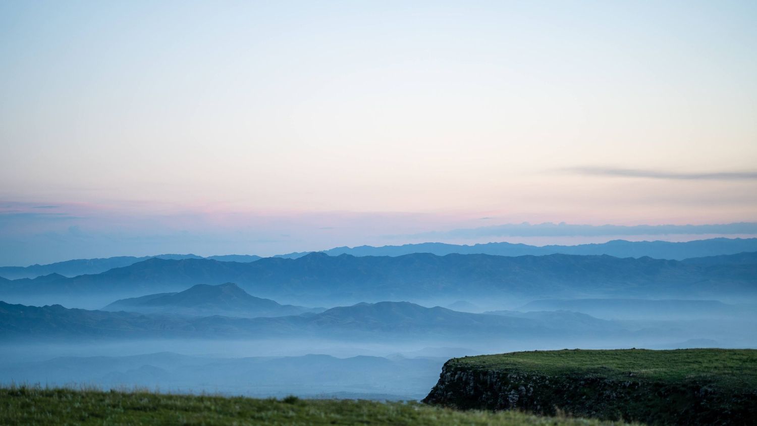 New Zealand landscape photography capturing mountains and lakes by Wesley Yan