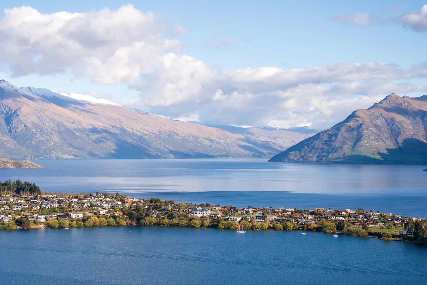 New Zealand landscape photography capturing mountains and lakes by Wesley Yan