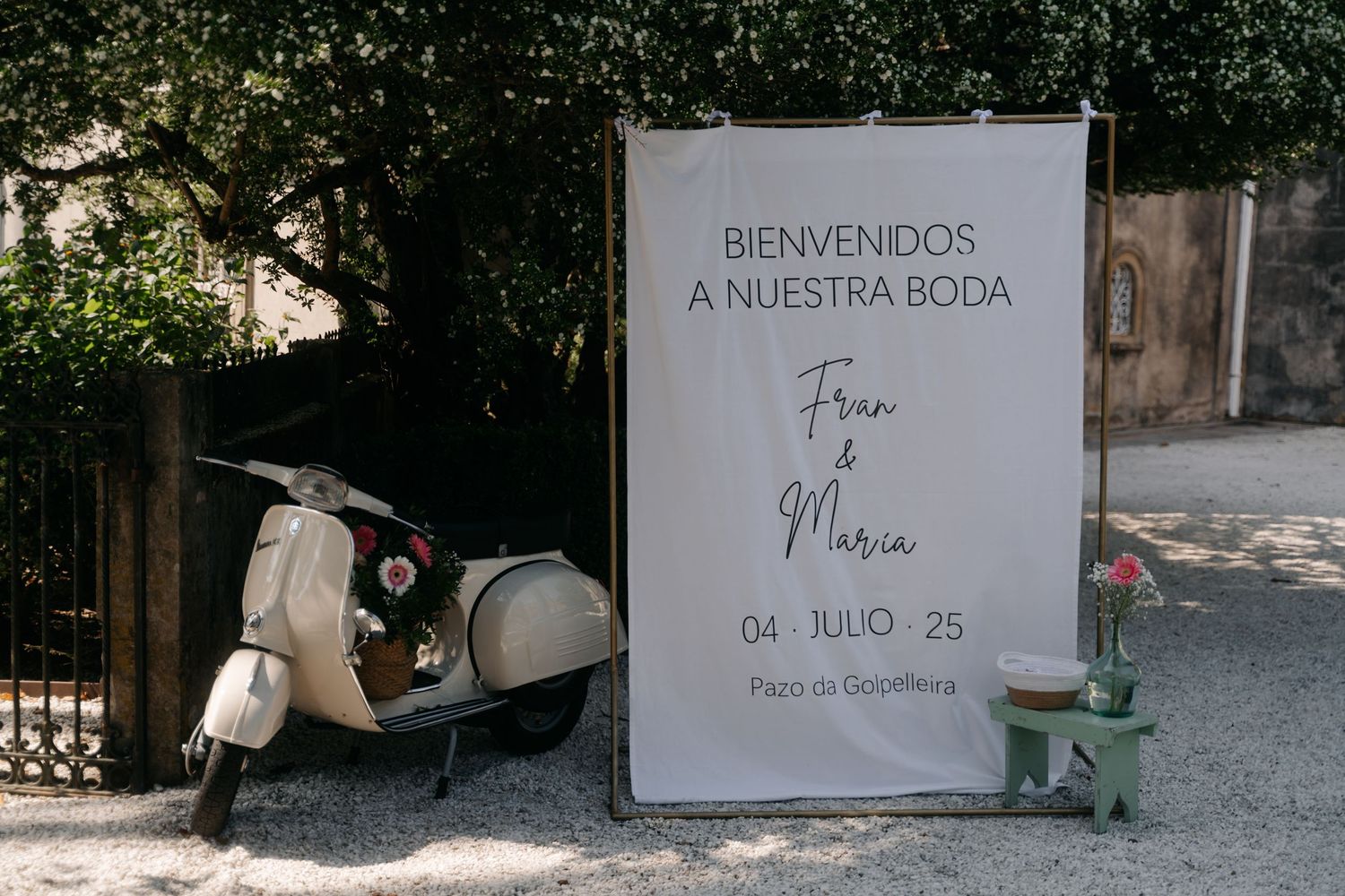 Wedding welcome signs displayed on white doors with Spanish text 'Bienvenidos' and decorative elements.