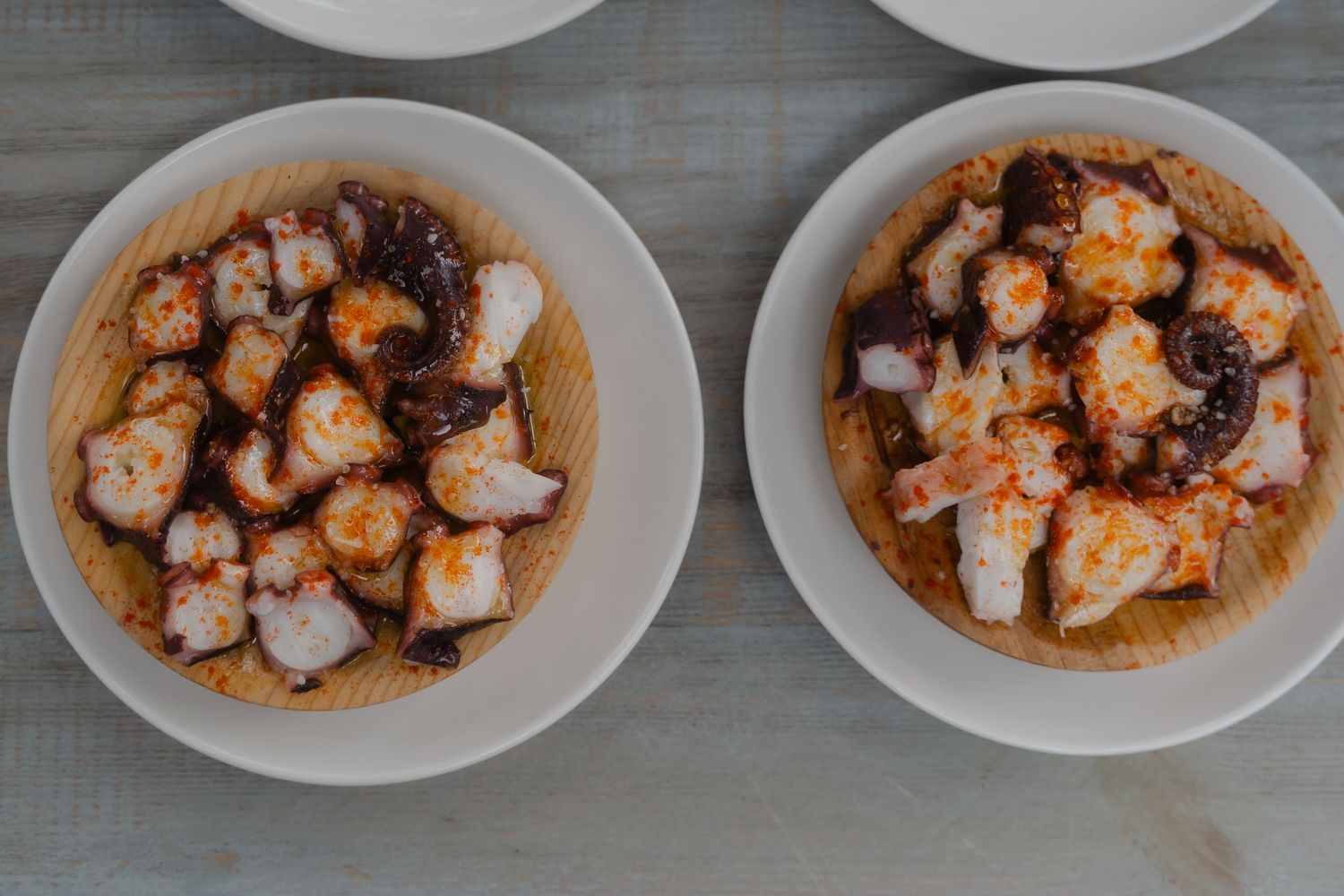 A sequence of white plates showing the step-by-step cooking process of chicken in a dark sauce.