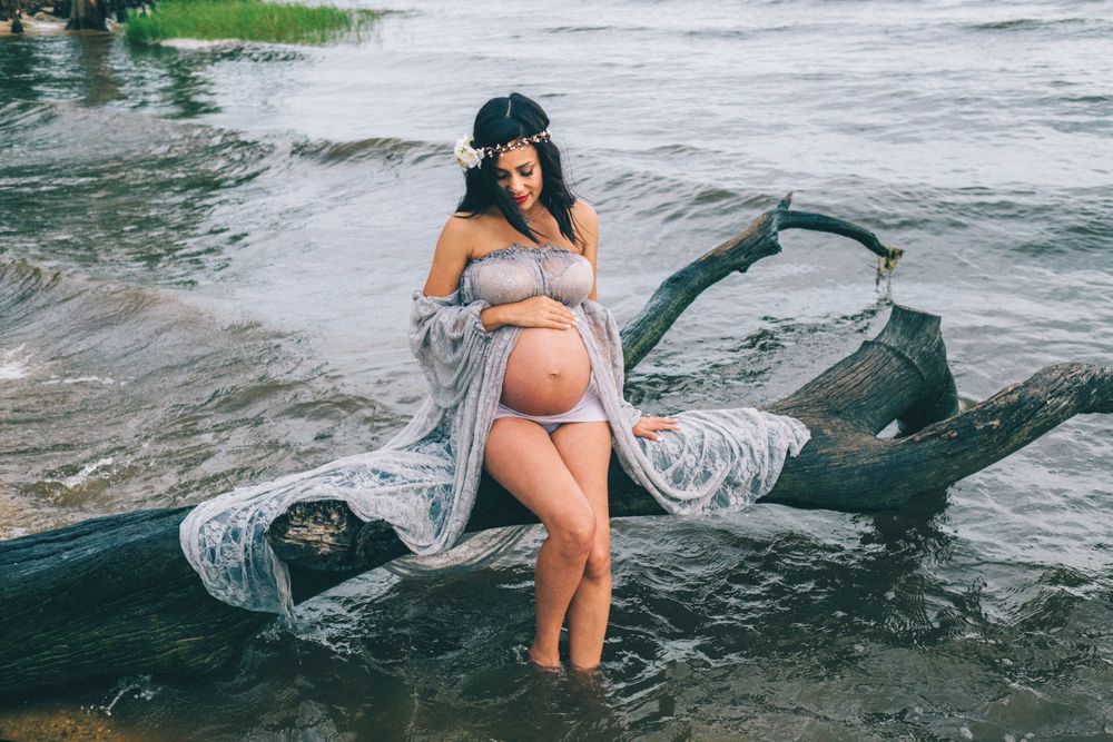 Creative, modern New Orleans maternity photography with timeless portraits capturing love, beauty, and the joy of expecting mothers.
