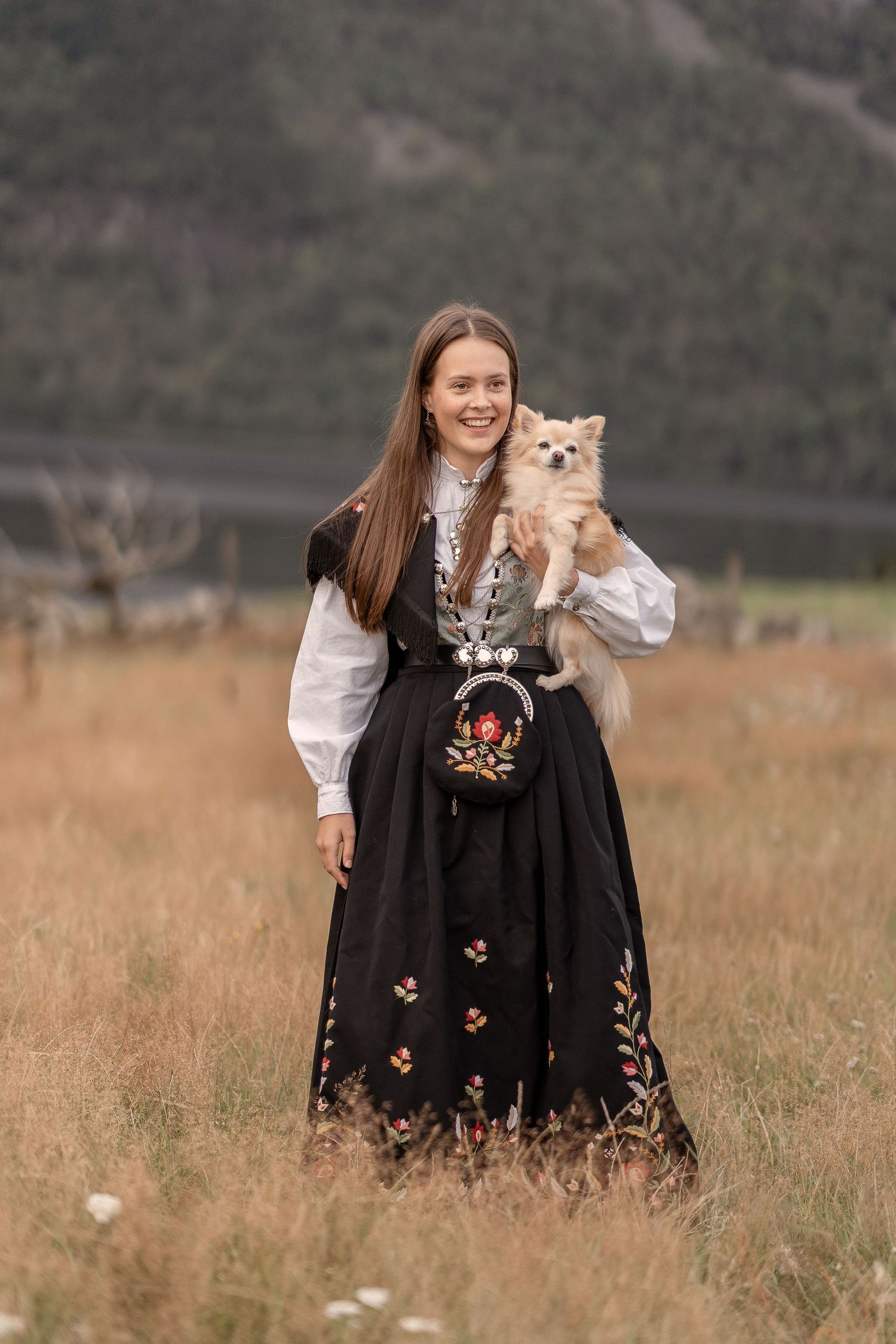 Konfirmant og hund fotografer på eng I Hjelmeland Kommune