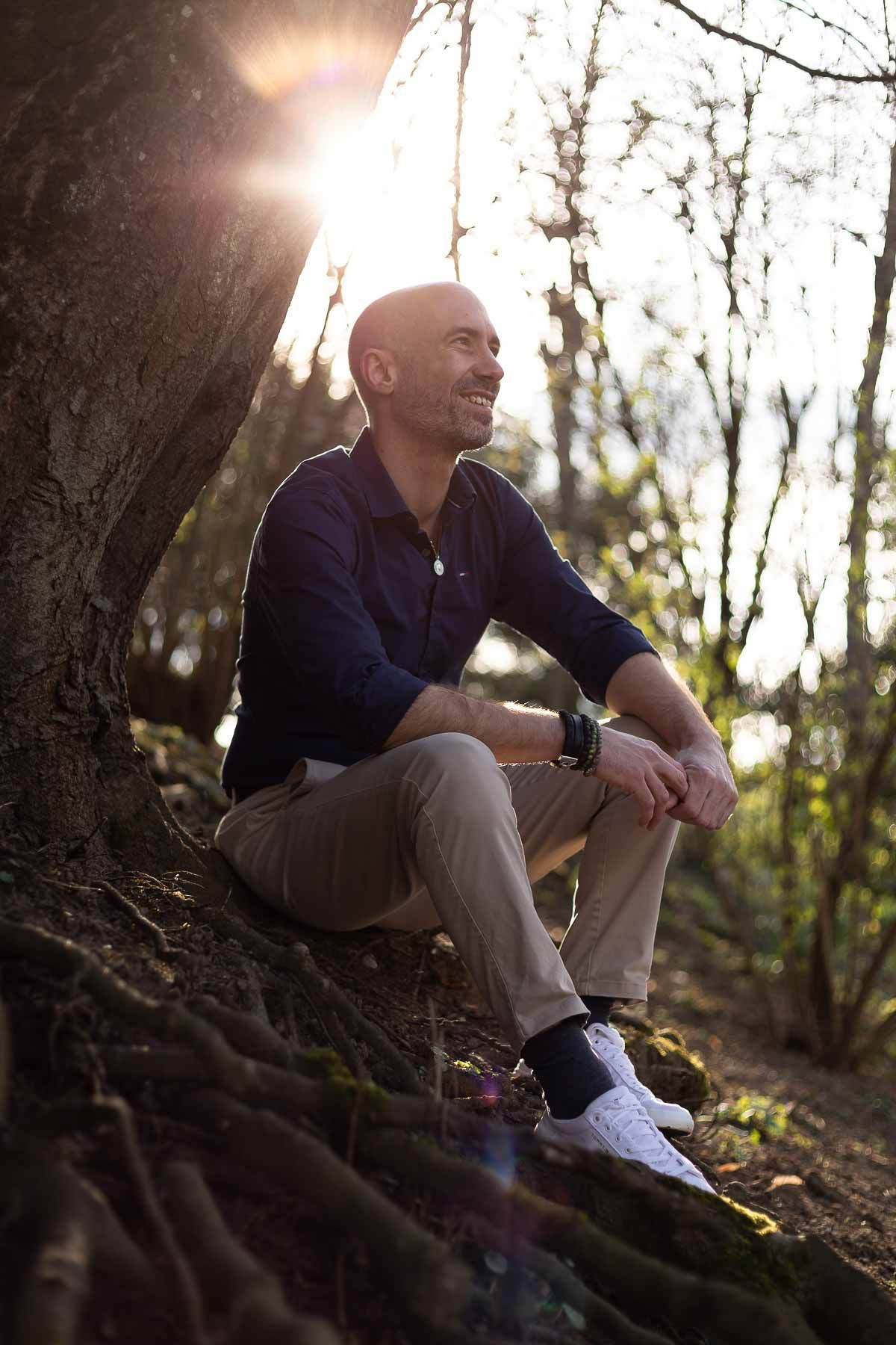 shooting portrait homme assis en extérieur à Tours