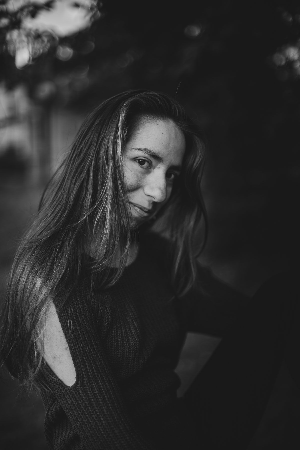séance photo de portrait d'une femme aux cheveux longs, en noir et blanc, à Tours