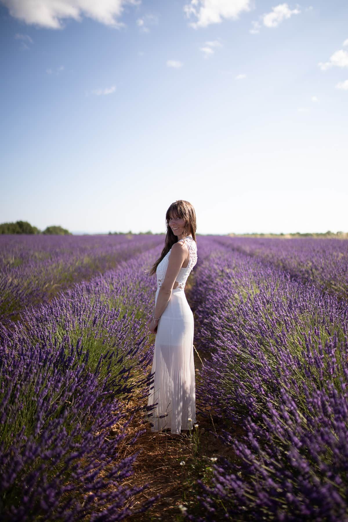 autoportrait d'une femme debout dans les champs de lavandes, photographe de portrait à Tours