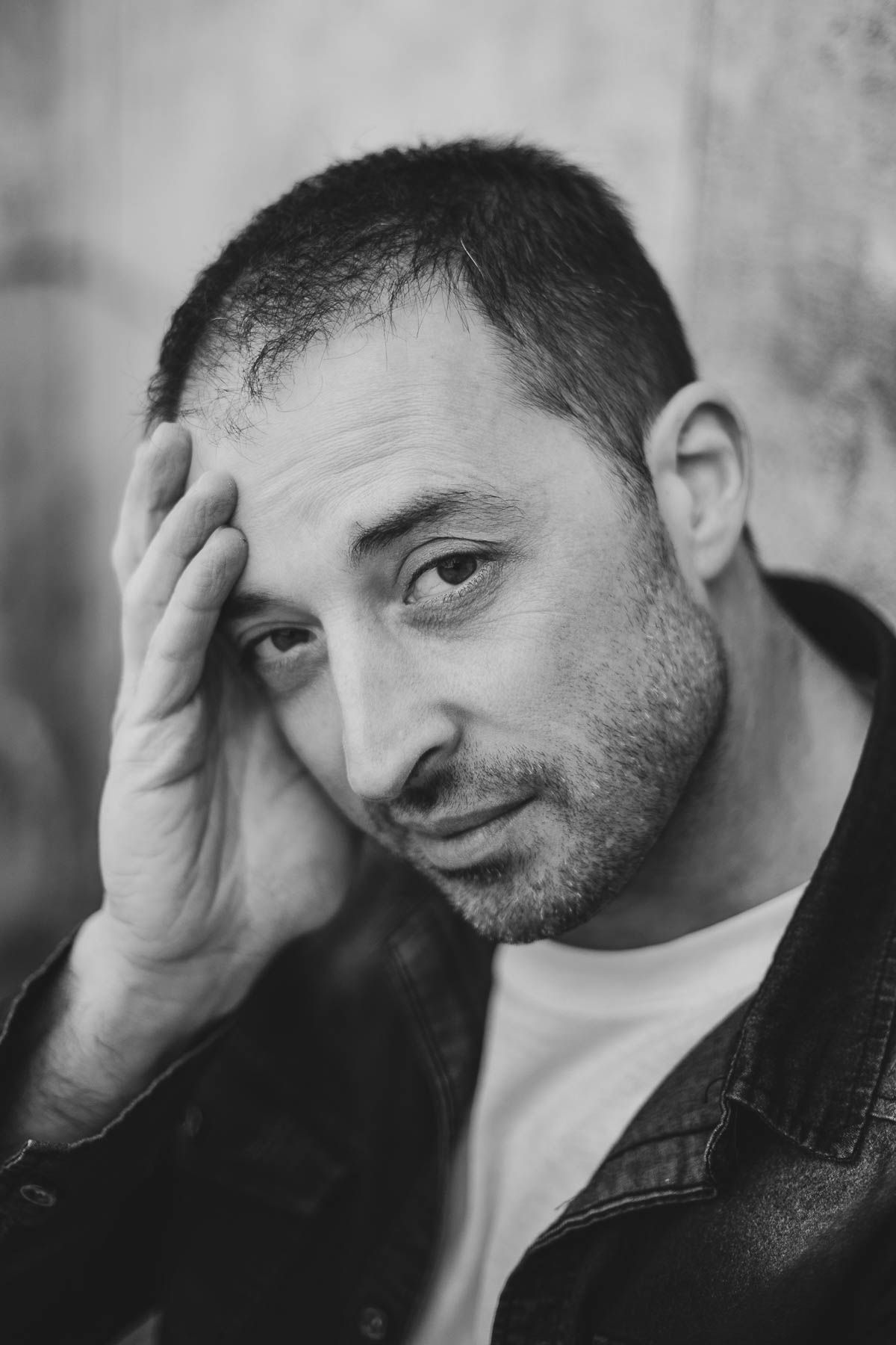 Shooting photo à Tours d'un homme, portrait en noir et blanc en extérieur