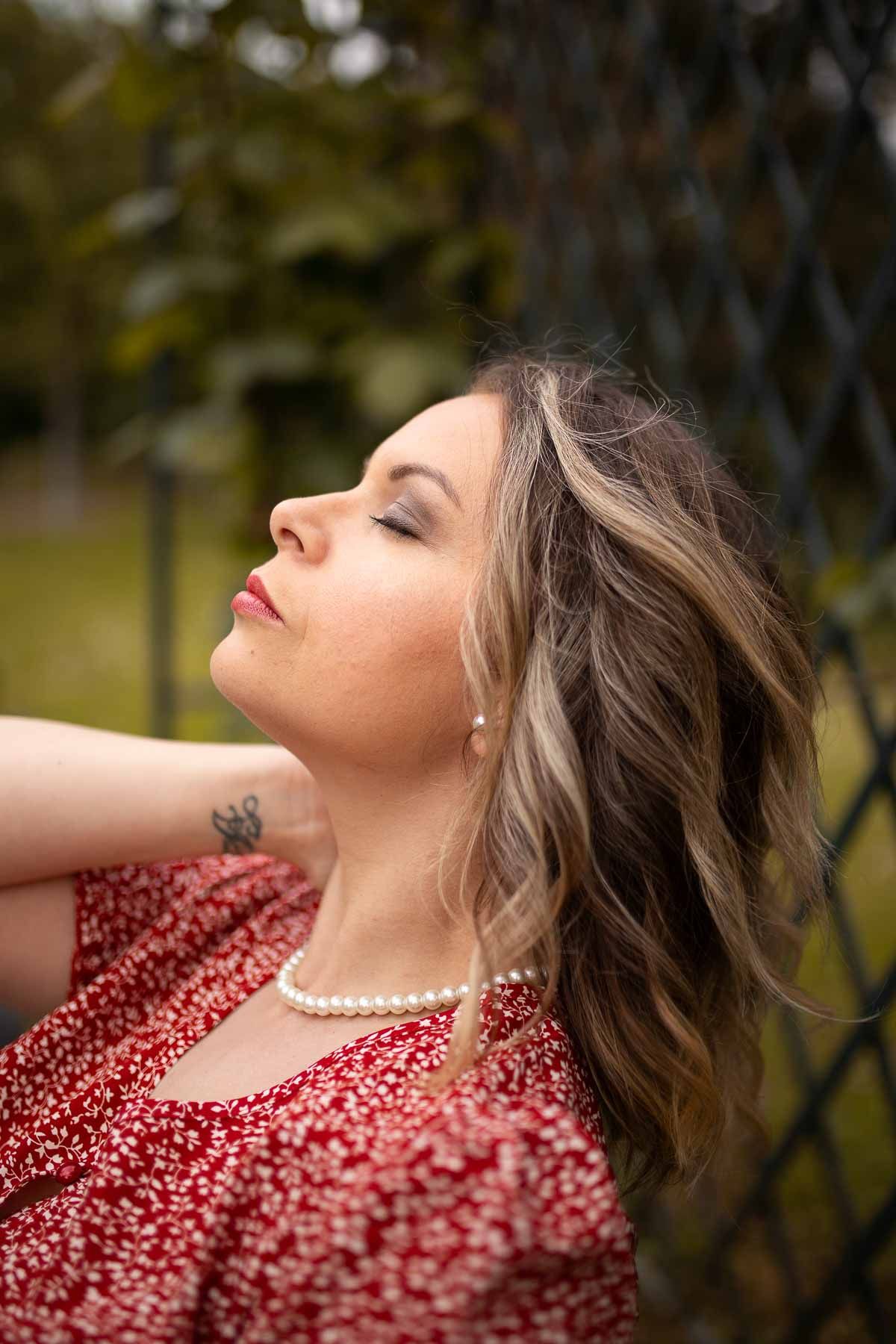 shooting portrait d'une femme en extérieur à Tours, visage de profil les yeux fermés