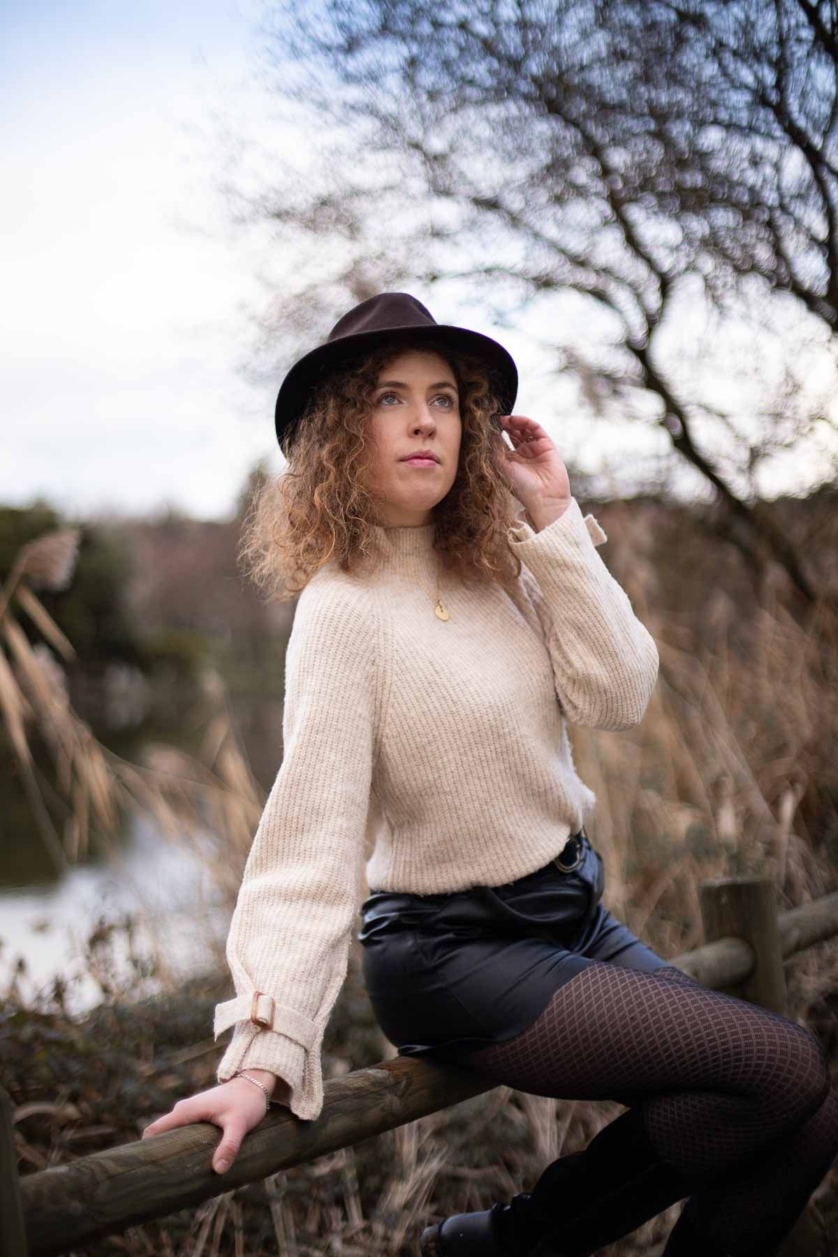 shooting photo de portrait en extérieur d'une femme à Tours, assise sur une barrière