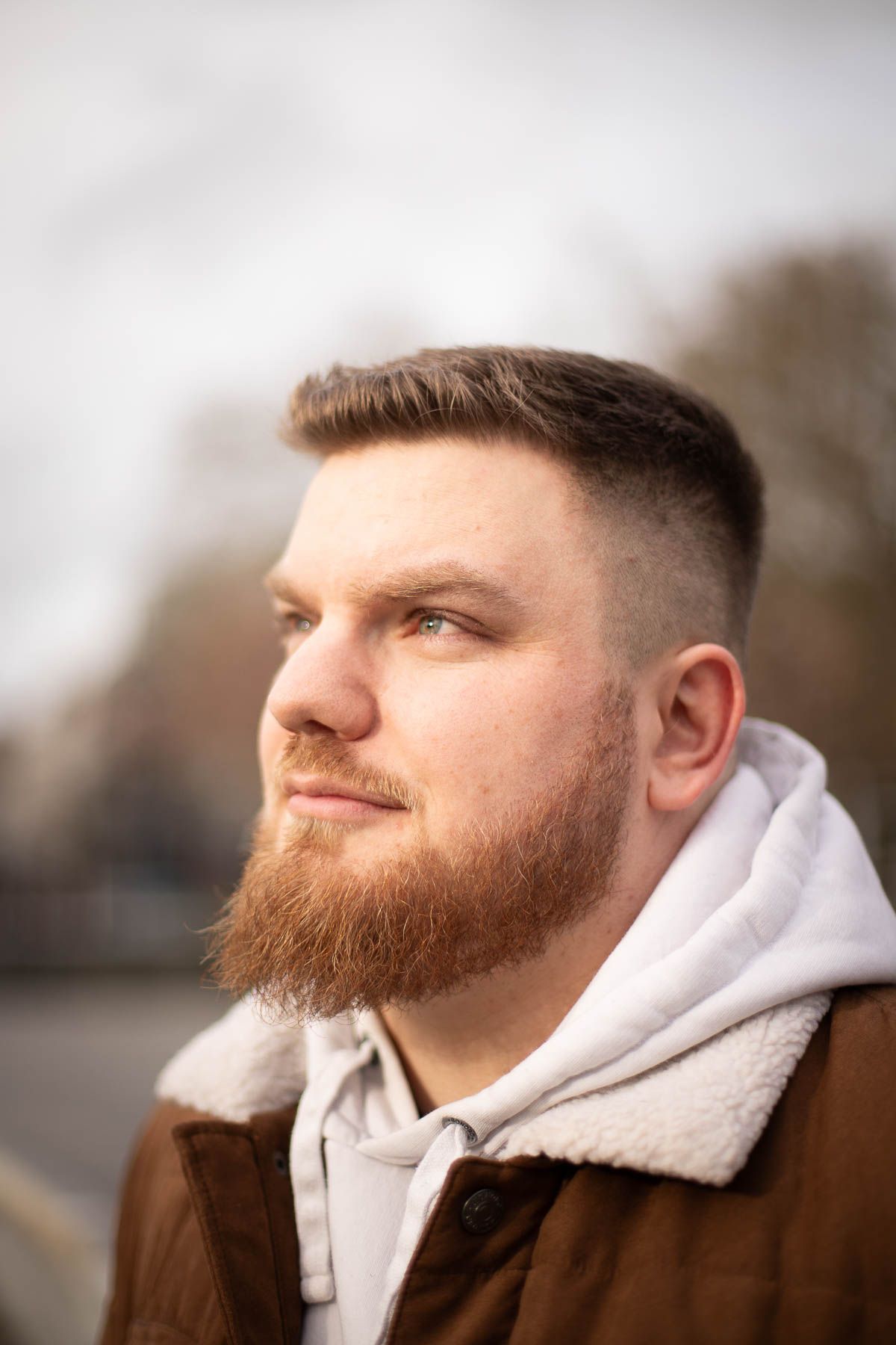 Portrait photo d'un homme de profil en extérieur à Tours