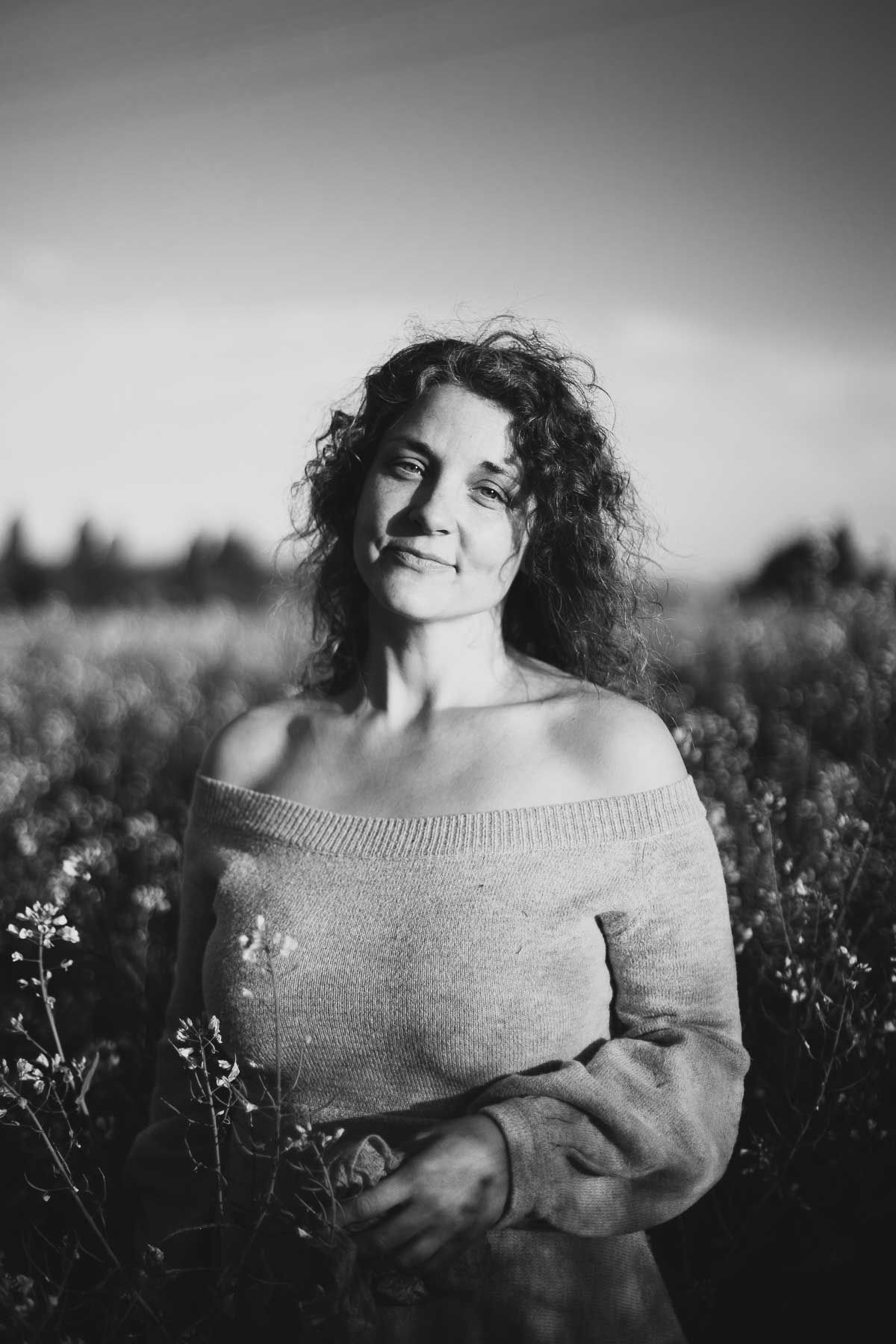 shooting portrait d'une femme en extérieur dans les champs à Tours