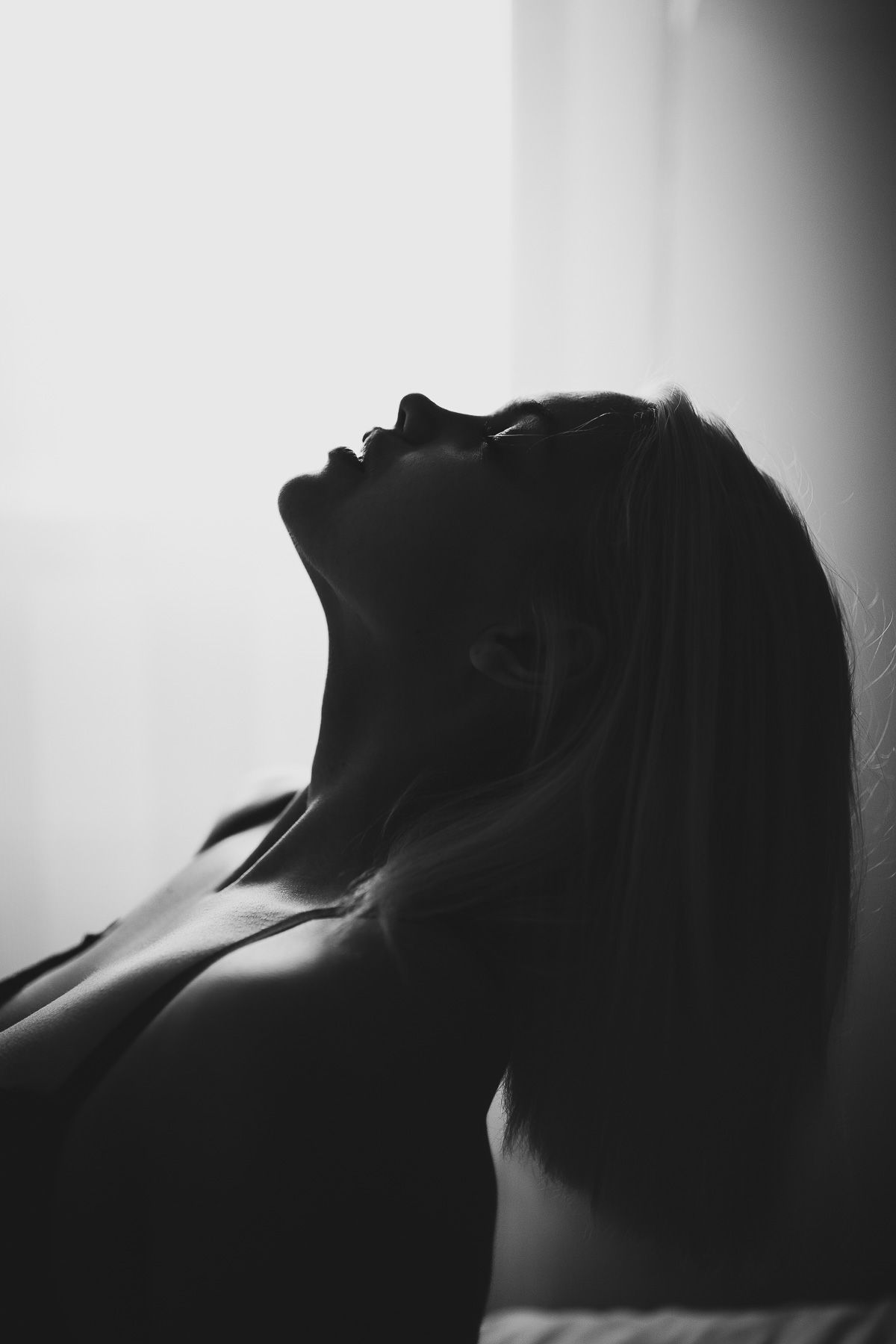 femme de profil en contre-jour, portrait photo en noir et blanc en intérieur à Tours