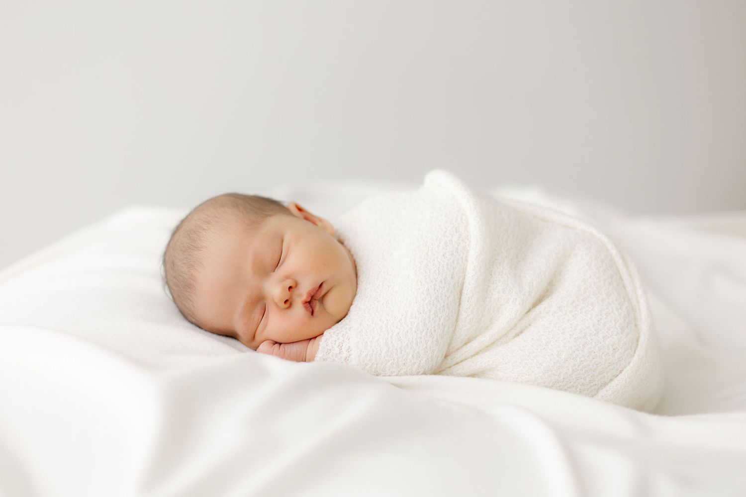 Kapaloitu vauva newbornkuvauksessa studiossa