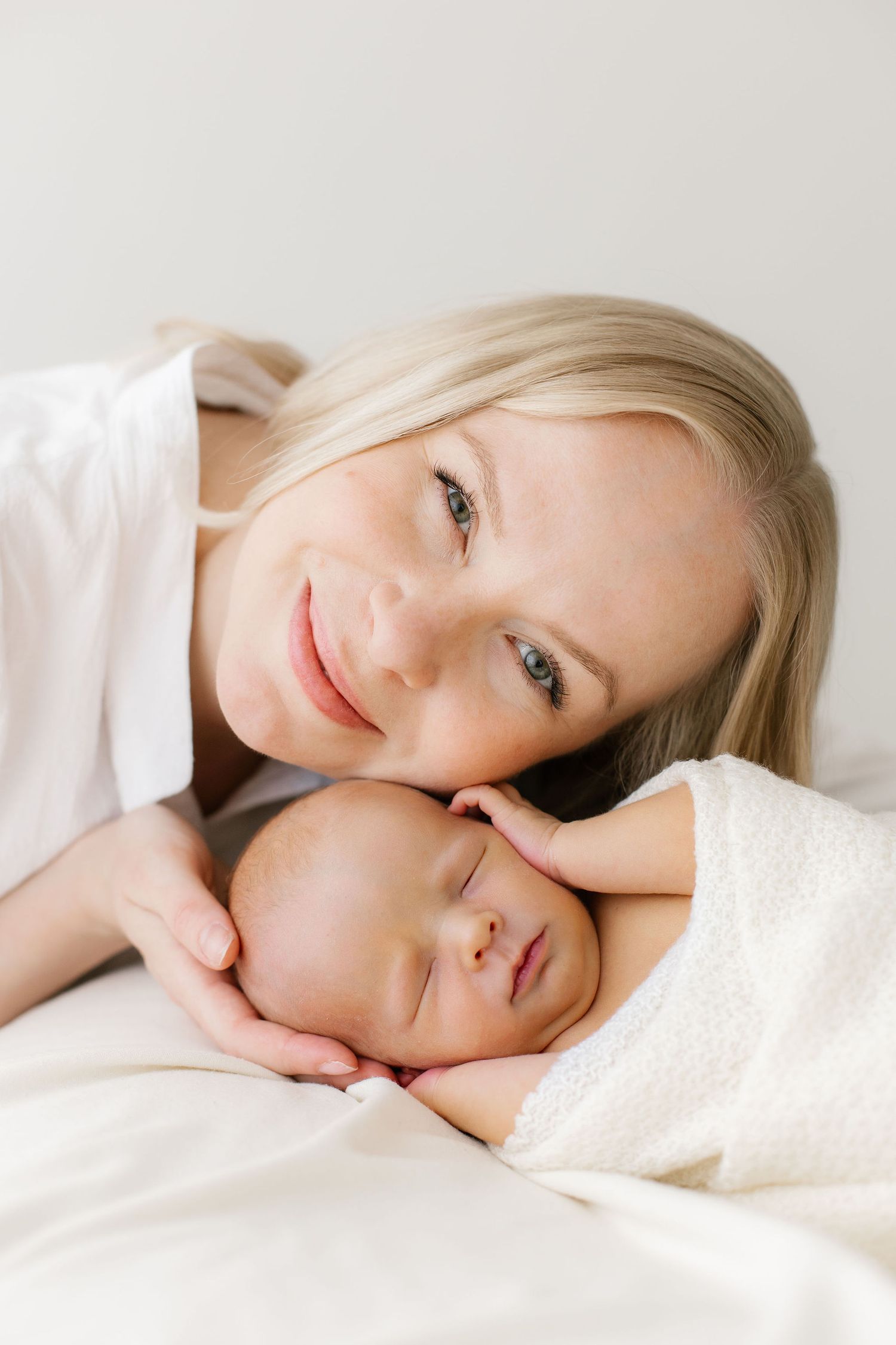 Äiti ja vastasyntynyt vauva yhdessä newborn kuvauksessa studiossa Lahdessa