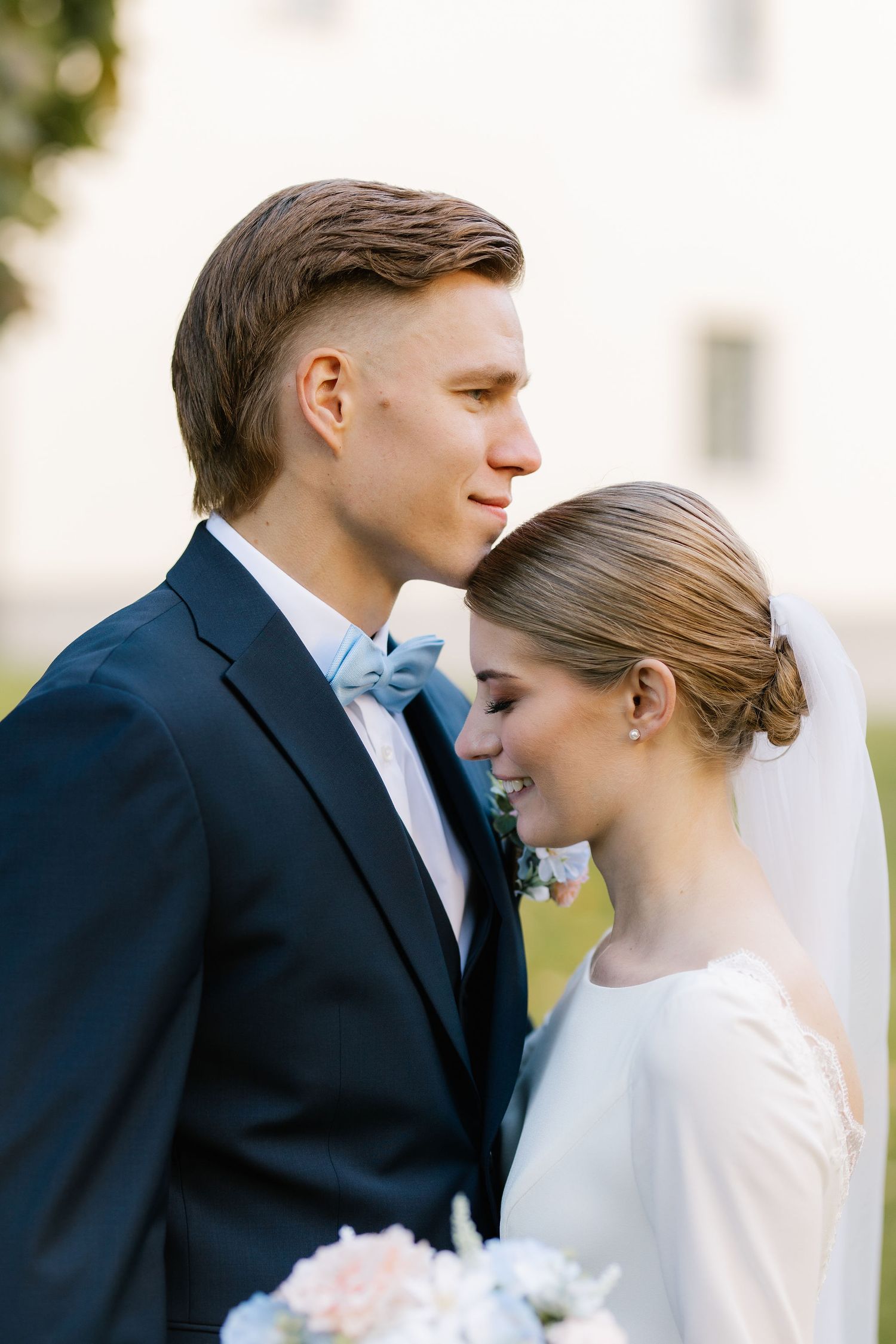 Sulhasen upea rakastava katse morsiamen kanssa