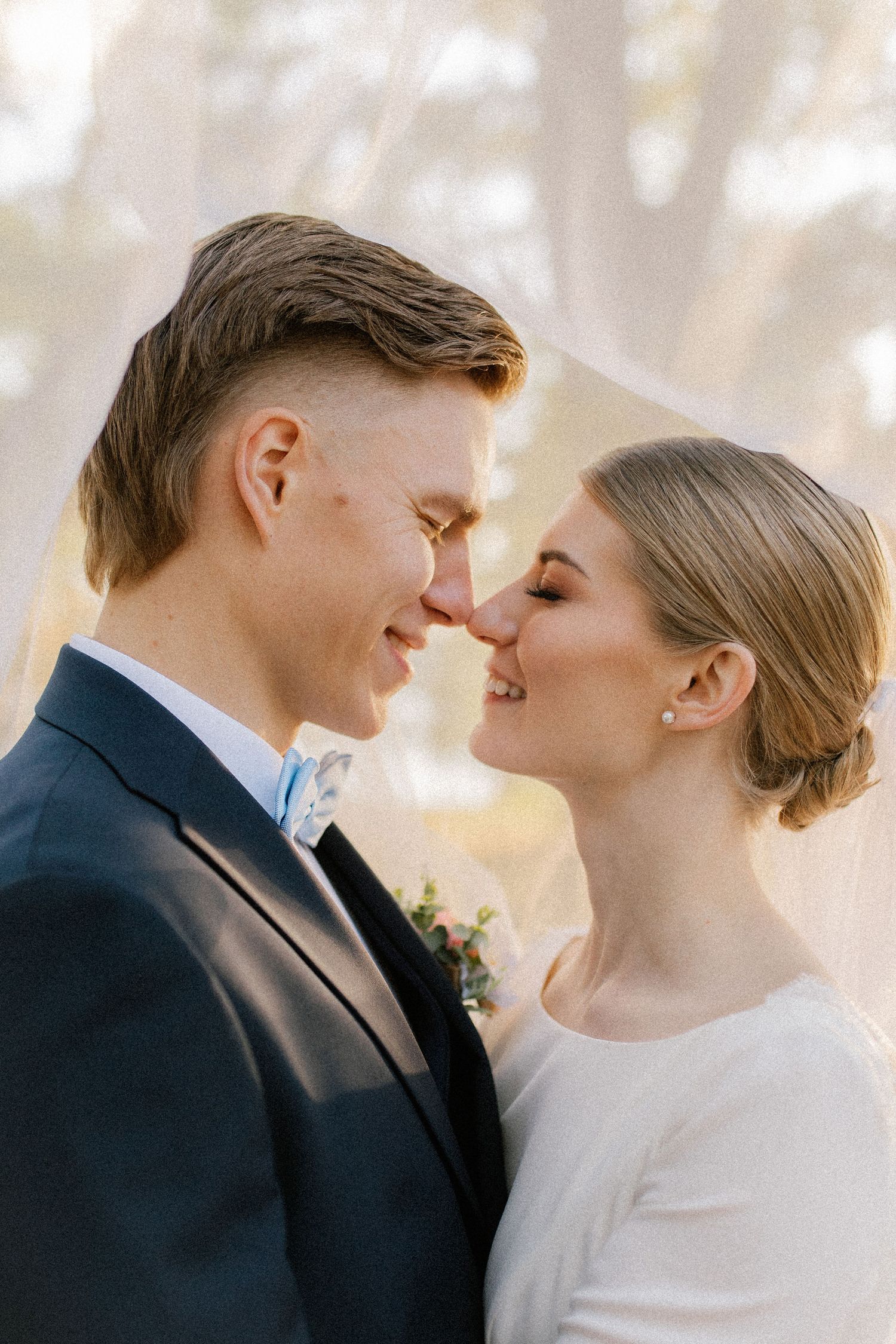 Hääpari morsiamen hunnun alla