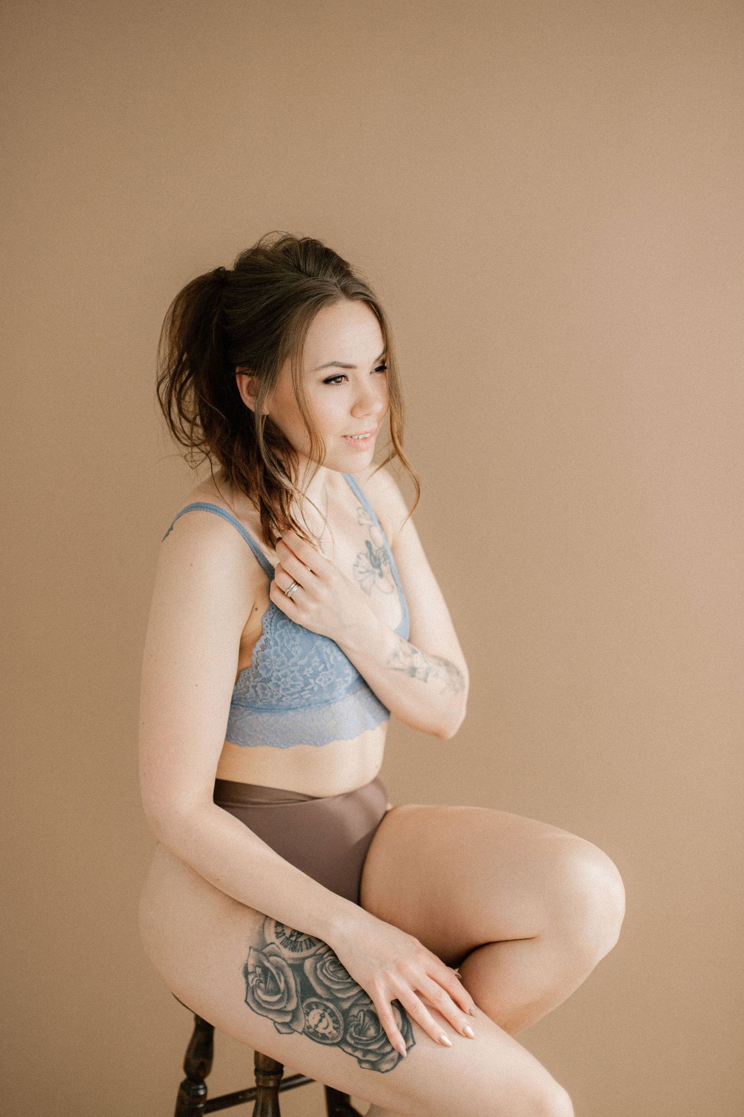 Luonnollinen naisellisuus raikkaassa boudoirkuvauksessa Lahdessa