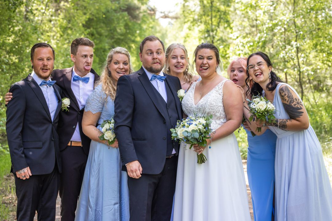 Roligt gruppbild av brudfölje på ett bröllop i Skånes Fagerhult