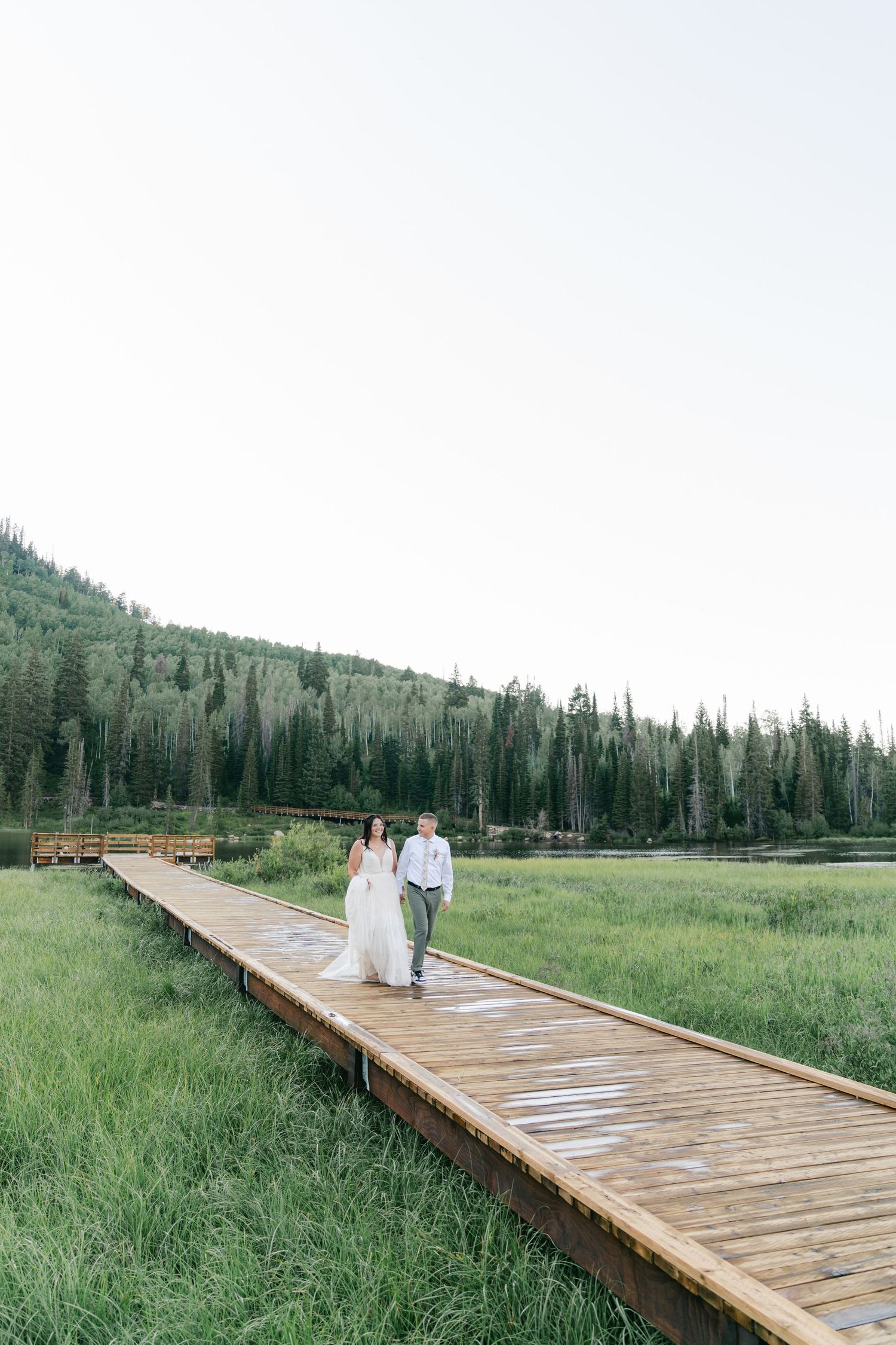 Bridal portraits at Silver Lake in Utah’s Wasatch Mountains, capturing stunning, timeless, true-to-color mountain bridal moments.