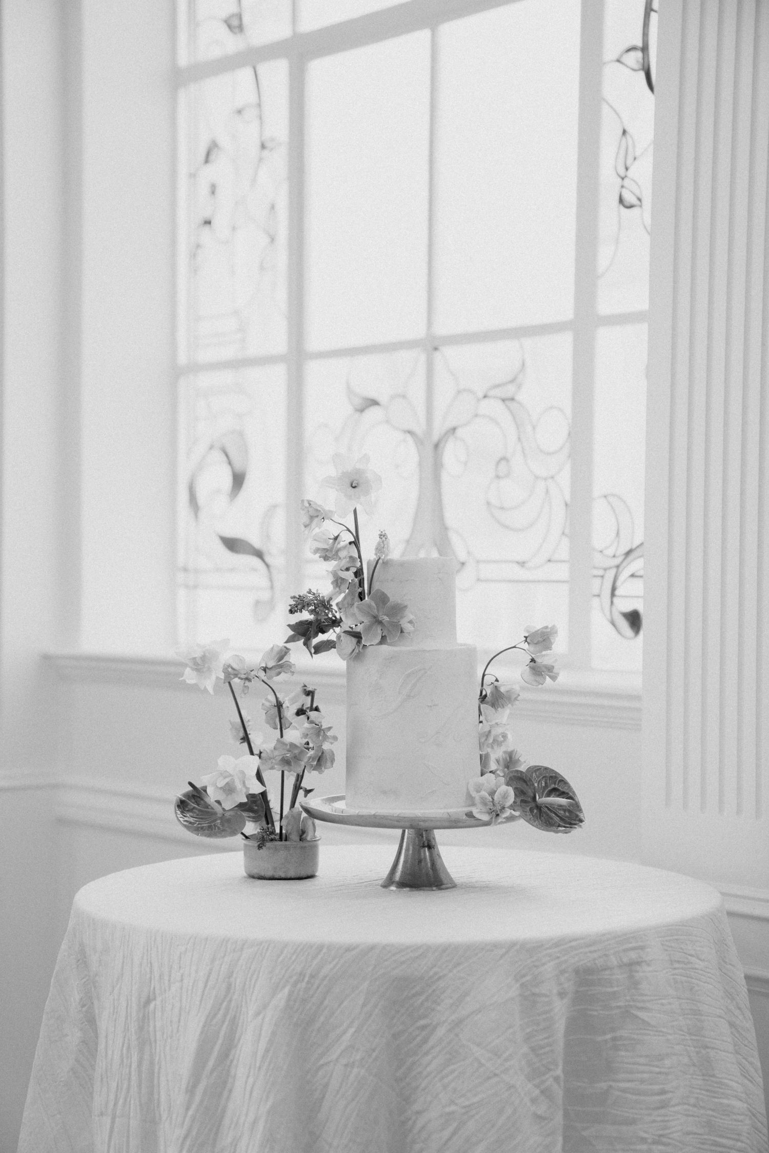 Beautiful wedding cake table and floral at The North Hampton House in Utah, styled perfectly for a timeless and elegant wedding celebration.