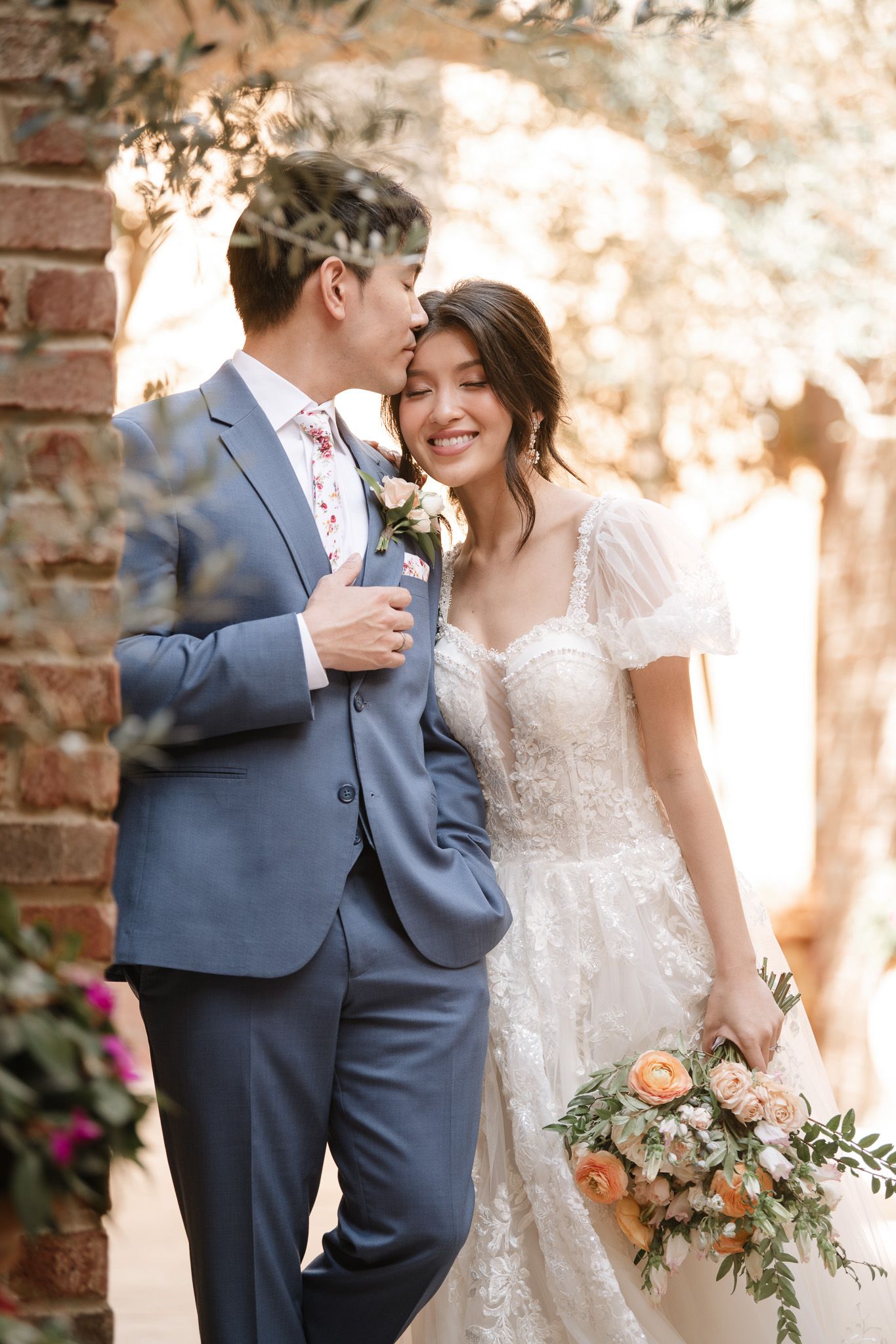 Savannah GA wedding photographer capturing elegant, candid moments in historic venues, oak-lined streets, and romantic Southern wedding sett