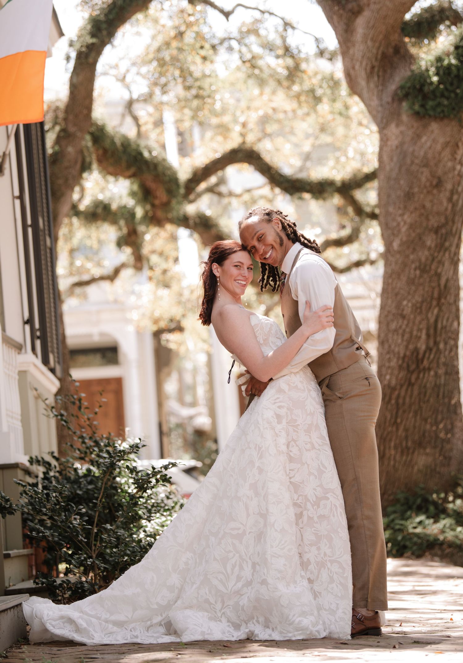 Savannah GA wedding photographer capturing elegant, candid moments in historic venues, oak-lined streets, and romantic Southern wedding sett