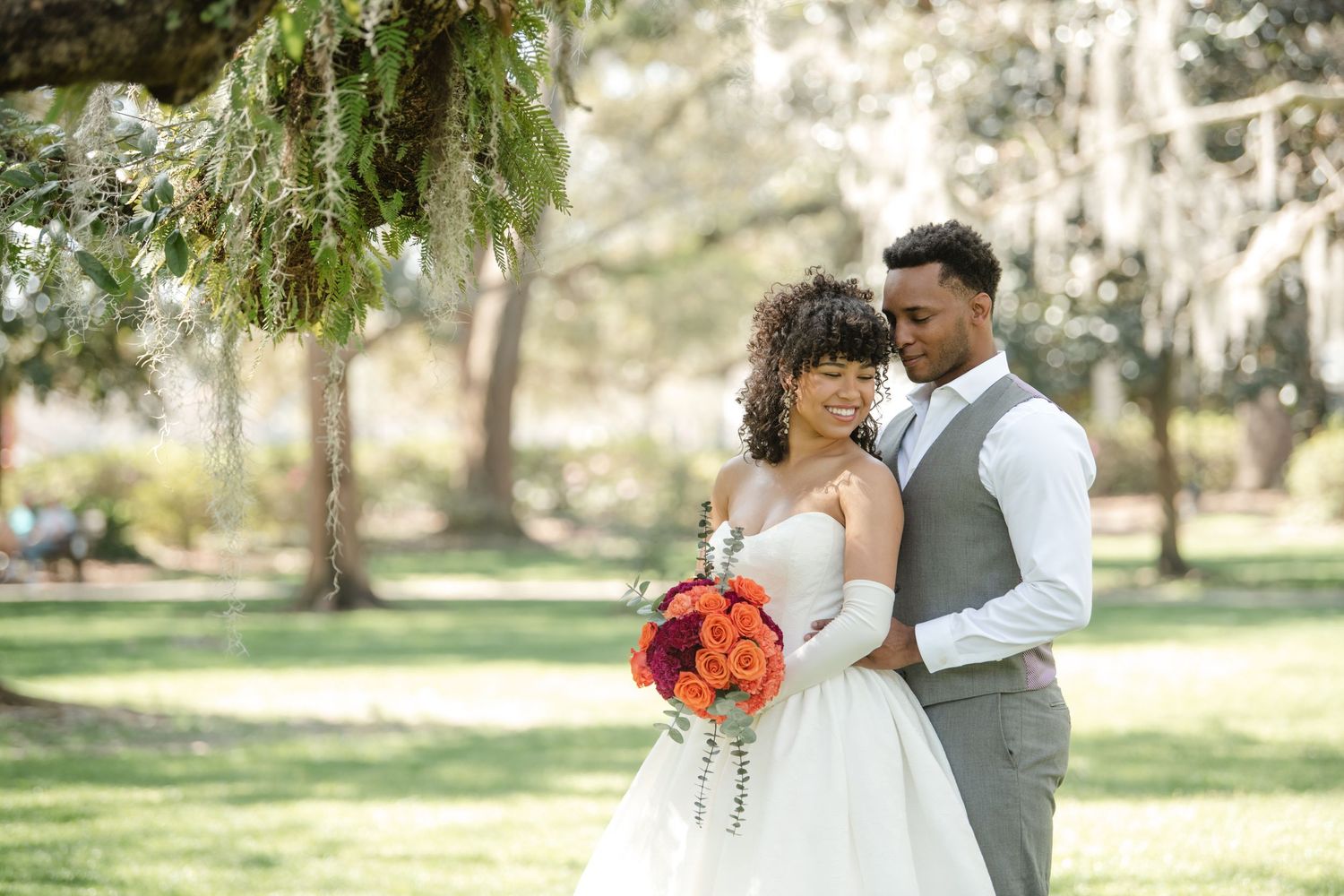 Savannah GA wedding photographer capturing elegant, candid moments in historic venues, oak-lined streets, and romantic Southern wedding sett