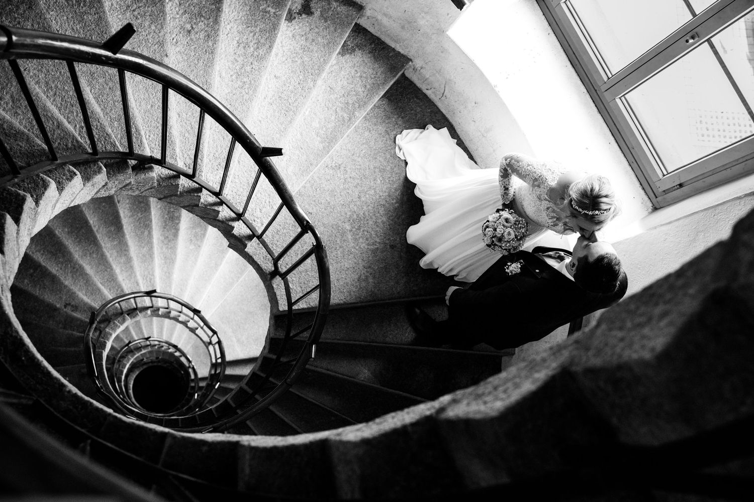 Romantisches Paar auf Treppe in Flumserei Graubünden Schweiz – professionelle, authentische Paarfotografie von Mediasquad Switzerland.