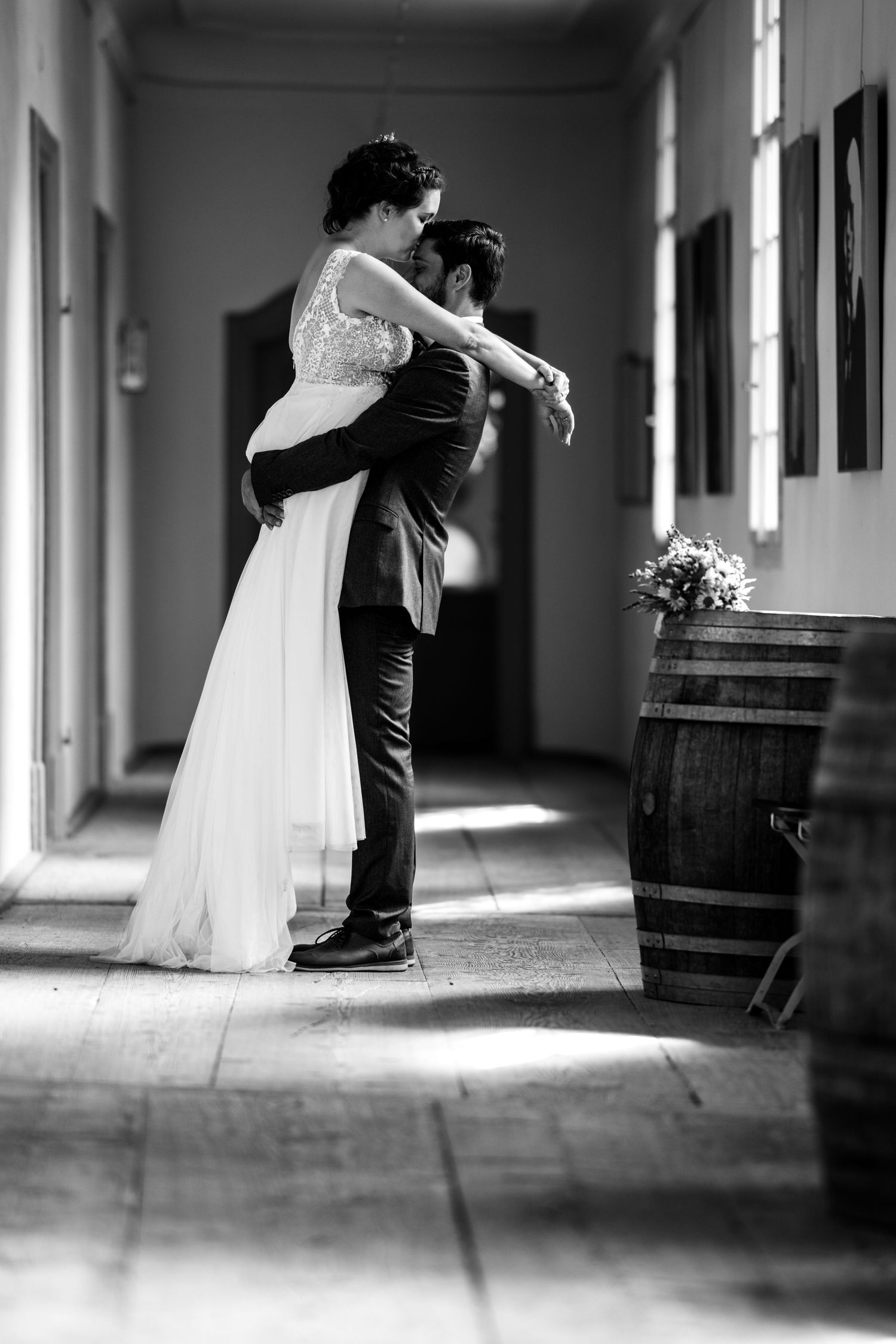 Hochzeitspaar im Schloss Reichenau, Graubünden, Schweiz – elegante, authentische Hochzeitsfotografie von Mediasquad Switzerland.