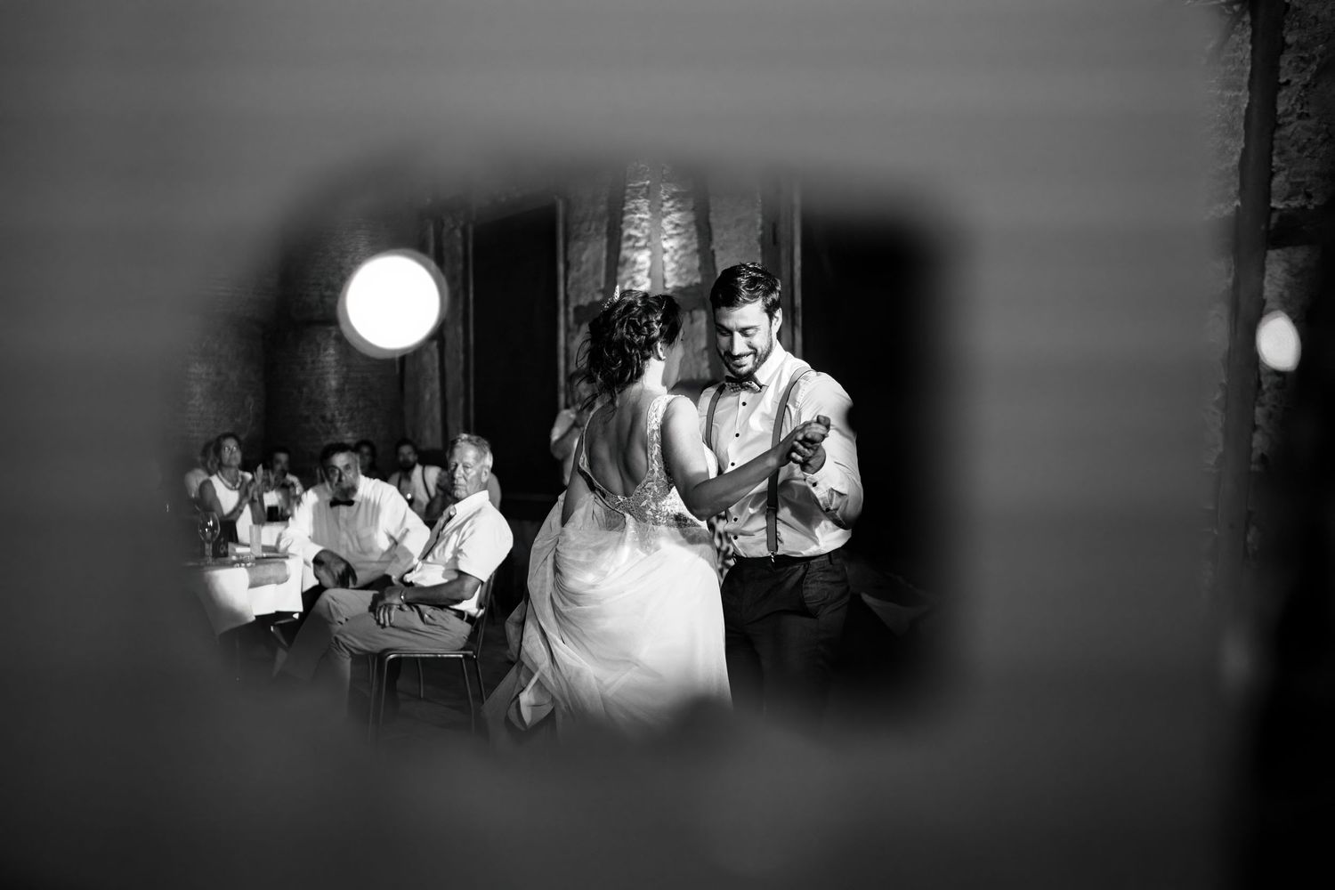 Hochzeitspaar im Schloss Reichenau, Graubünden, Schweiz – elegante, authentische Hochzeitsfotografie von Mediasquad Switzerland.