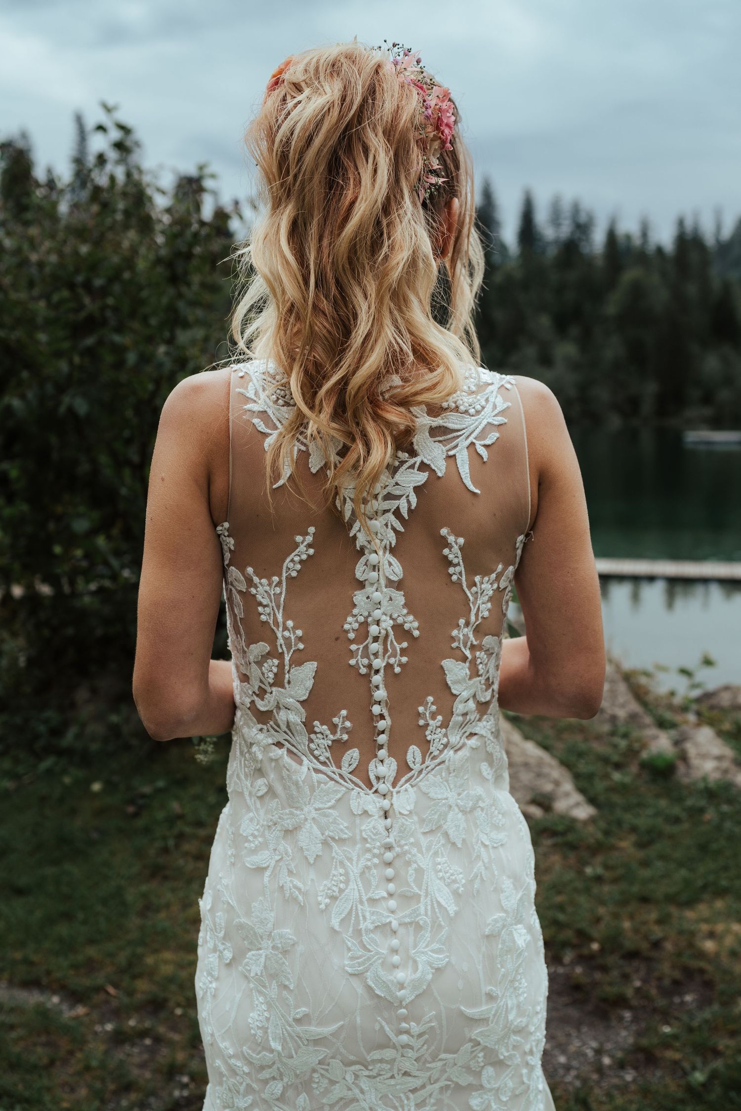 Brautshooting am Cresta See Flims, Schweiz – Hochzeitsfoto in den Alpen, romantisch, natürlich, stilvoll von Mediasquad Switzerland.
