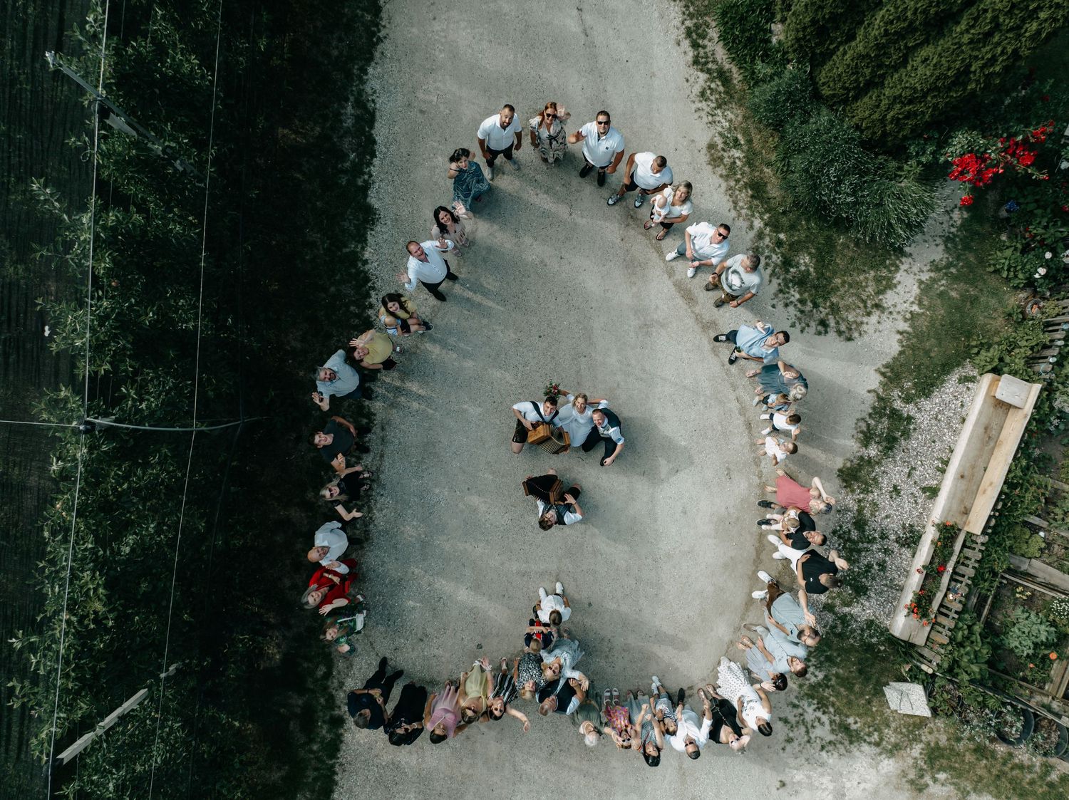 Drohnenaufnahme bei Hochzeit Schweiz – atemberaubende Luftbilder, professionelle Hochzeitsfotografie von Mediasquad Switzerland, einzigartig