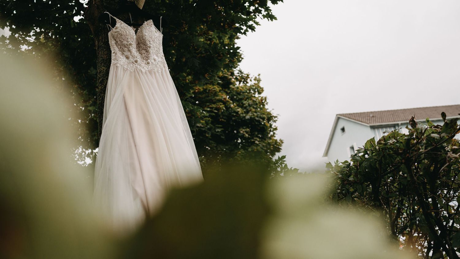 Hochzeitskleid in Chur, Schweiz – kreative und stilvolle Aufnahme im Baum, einzigartig festgehalten von Mediasquad Switzerland.