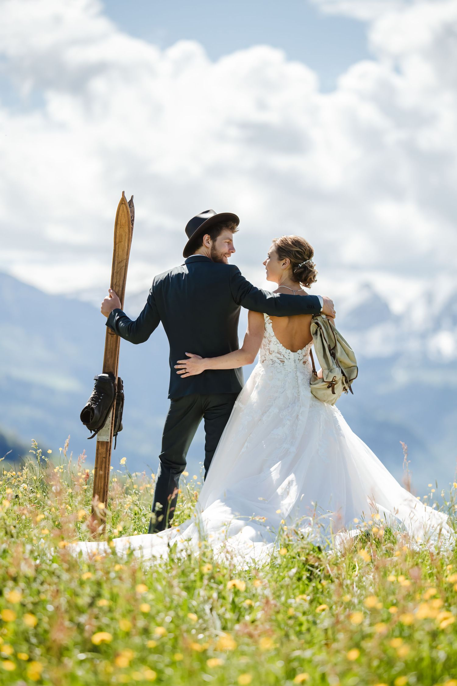 aarshooting Toggenburg Ostschweiz – romantische Fotos auf Blumenwiese mit alten Skiern, natürliche Outdoor-Hochzeitsfotografie Graubünden St