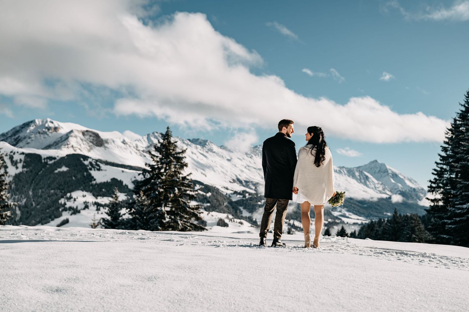 Brautpaar im Schnee Brambrüesch Chur Graubünden Schweiz – stimmungsvolle Winterhochzeitsfotos, authentisch und professionell von Mediasquad