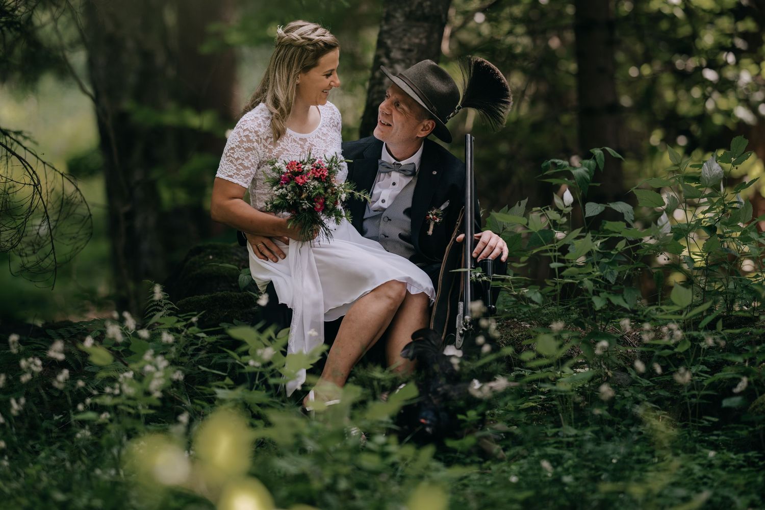 Jäger Hochzeit in der Natur Schweiz – authentische, emotionale Hochzeitsfotos in Wald und Bergen, professionelle Outdoor-Fotografie Graubünd