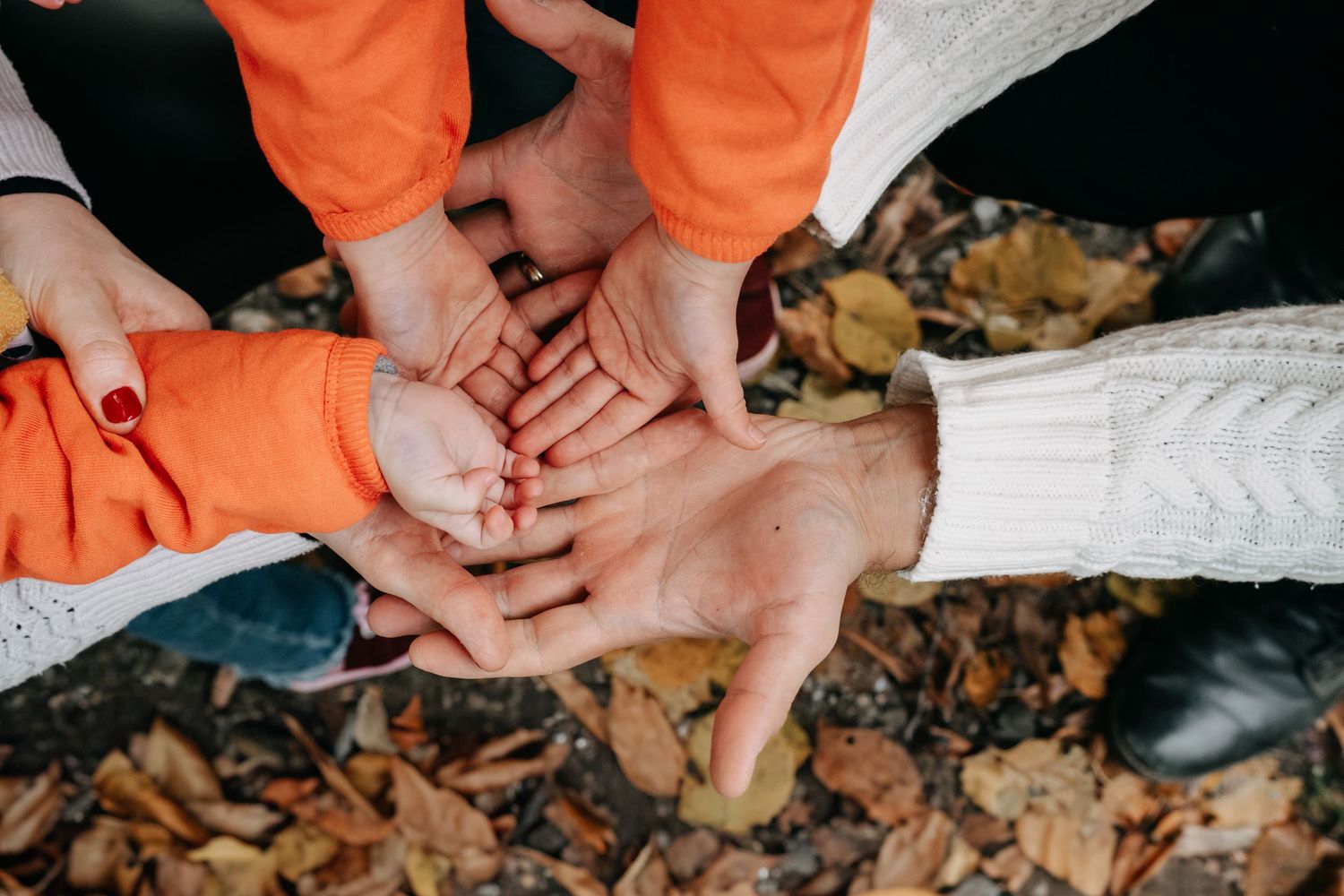 Familienshooting Schweiz – natürliche, emotionale Familienfotos indoor & outdoor, professionell festgehalten Graubünden