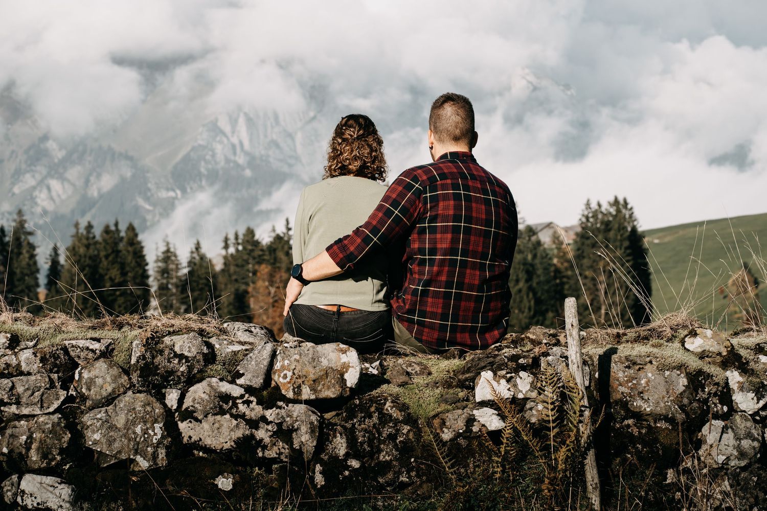 Paarshooting am Schwendisee Toggenburg Graubünden Schweiz – natürliche, romantische Outdoor-Fotos, professionelle Hochzeitsfotografie von Me