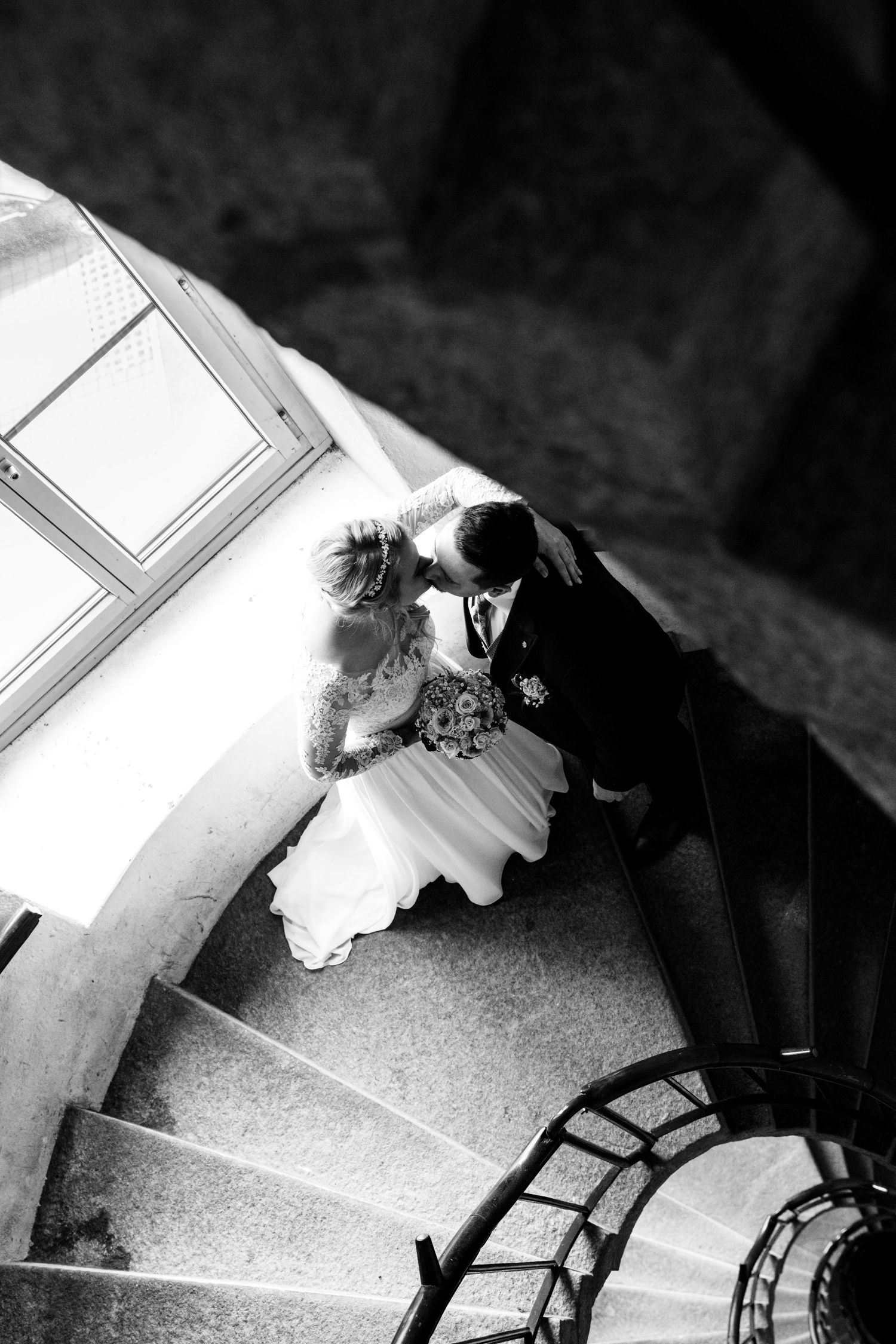 Hochzeitspaar auf der Treppe in der Flumserei, Schweiz – stilvolle, emotionale Hochzeitsfotografie von Mediasquad Switzerland.