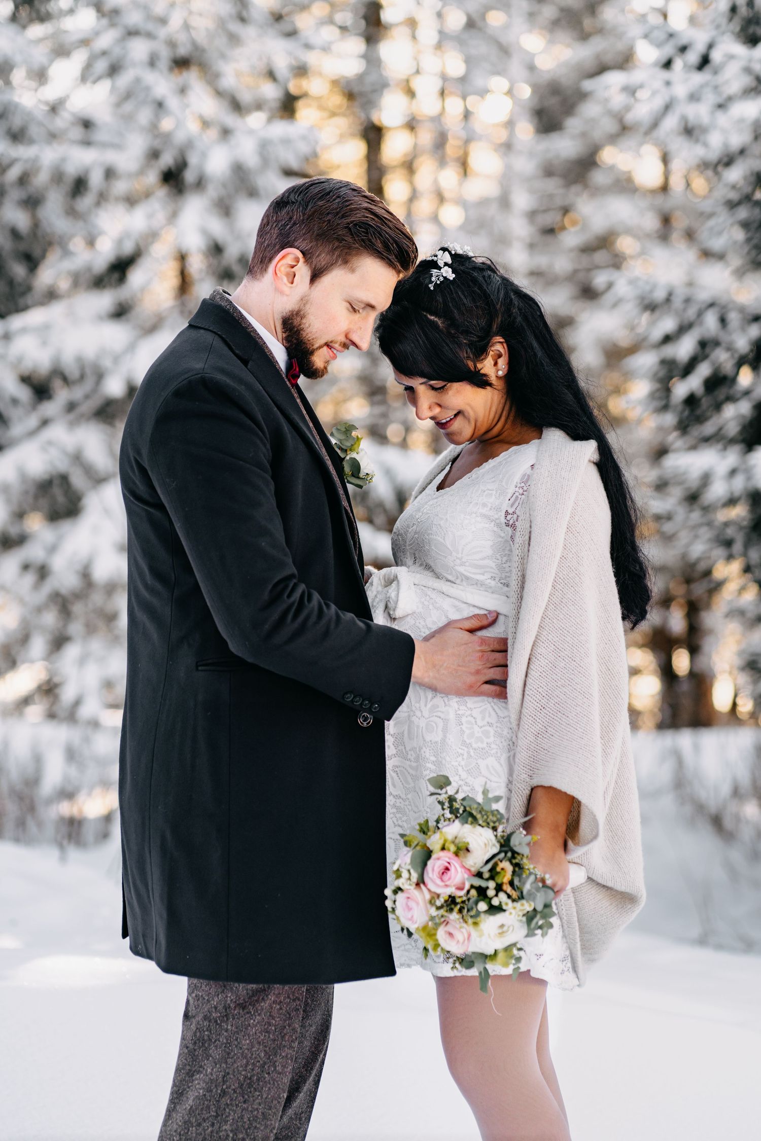 Winterhochzeit Brautpaar im Schnee Brambrüesch Chur Graubünden Schweiz – romantische, natürliche Hochzeitsfotos von Mediasquad Switzerland.