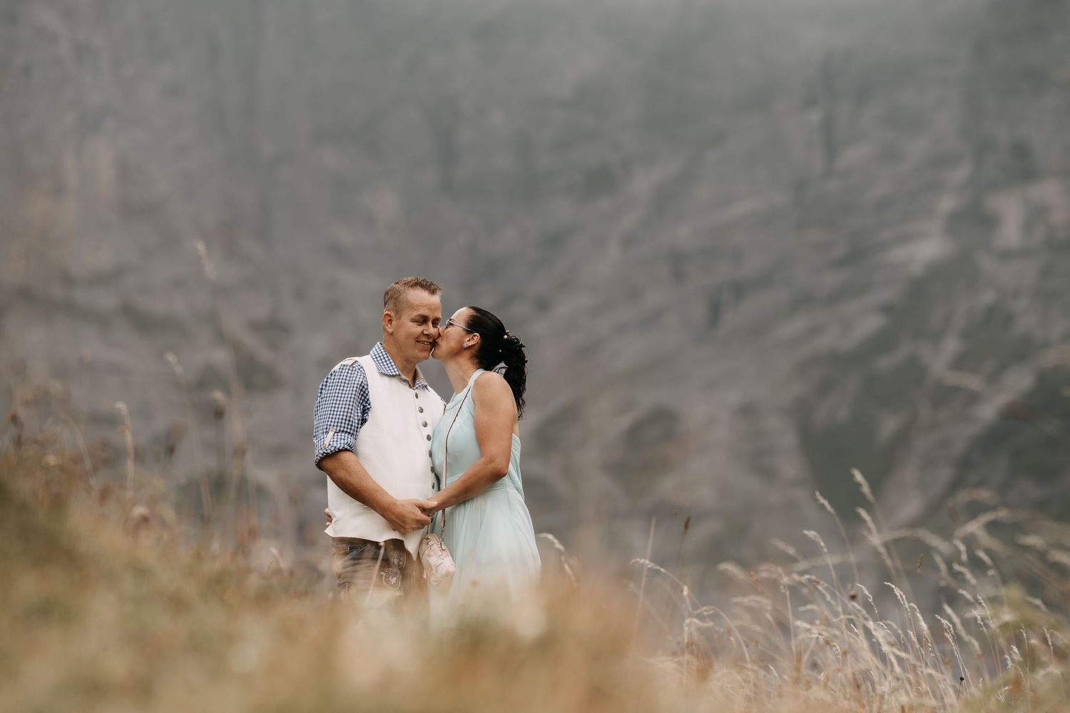 Hochzeitspaar-Shooting am Oeschinensee, Berner Oberland, Schweiz – emotionale, natürliche Hochzeitsfotos von Mediasquad Switzerland.