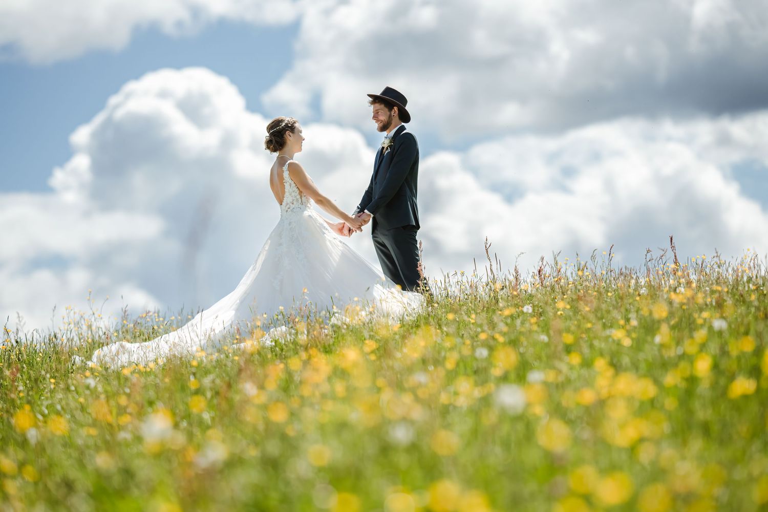 Brautpaar in der Natur Toggenburg Schweiz – stilvolle, natürliche Hochzeitsfotografie von Mediasquad Switzerland, spezialisiert auf Ostschwe