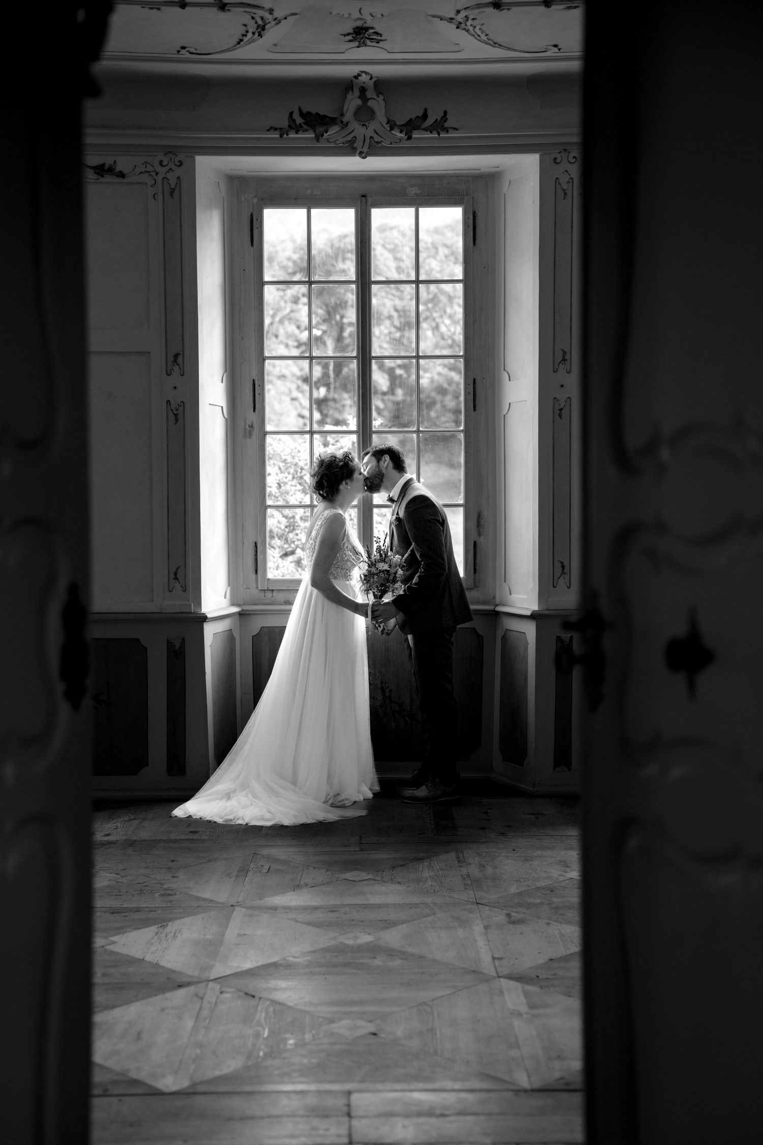 Brautpaar vor Schloss Reichenau Graubünden Schweiz – elegante, authentische Hochzeitsfotografie mit natürlichem Flair von Mediasquad Switzer