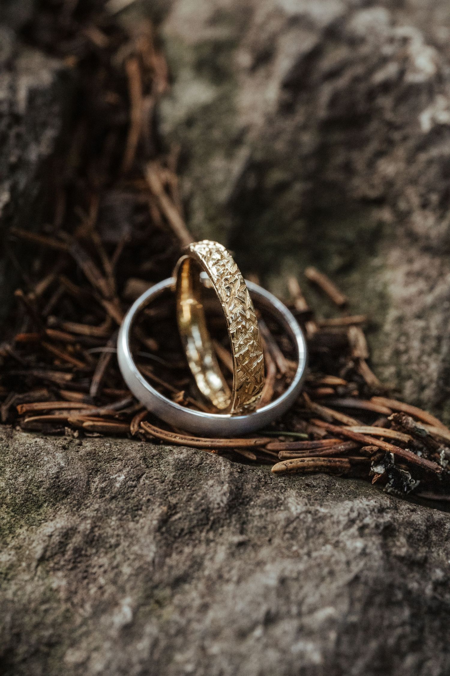 Hochzeitsringe in Graubünden, Schweiz – symbolische Details für eure Hochzeit, stilvoll und authentisch festgehalten von Mediasquad Switzerl